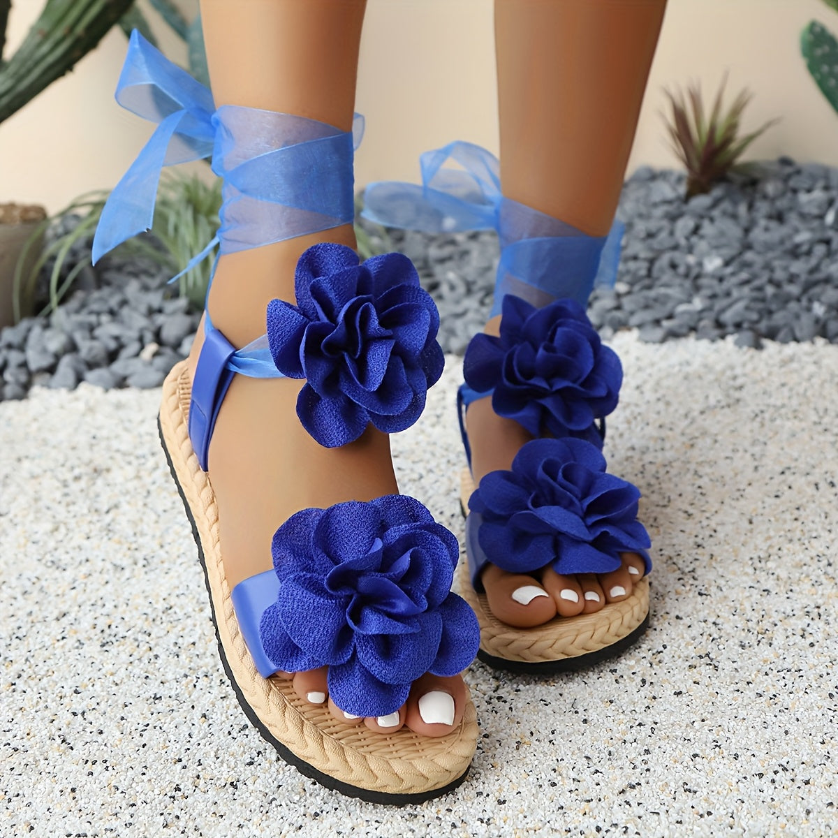 Sandalias de mujer con adornos de flores y lazos – Estilo veraniego juguetón para ocasiones festivas