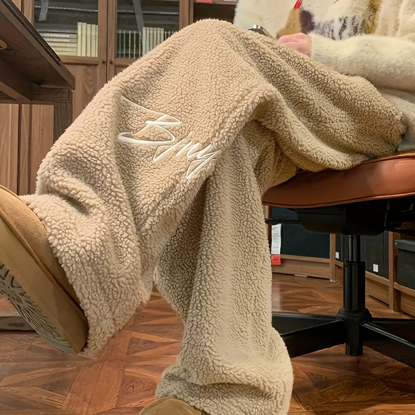Weite Teddyfleece Hose für Damen, Plüschhose mit Stickerei, lockerer Schnitt