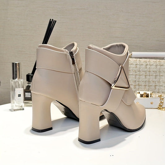Stivaletto da donna beige con tacco grosso e fibbia decorativa