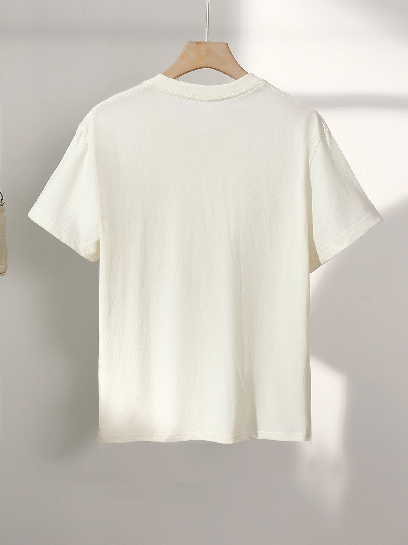Damen T-Shirt mit abstraktem Gesicht Print – Modernes Kunst Casual Shirt für Alltag & Freizeit