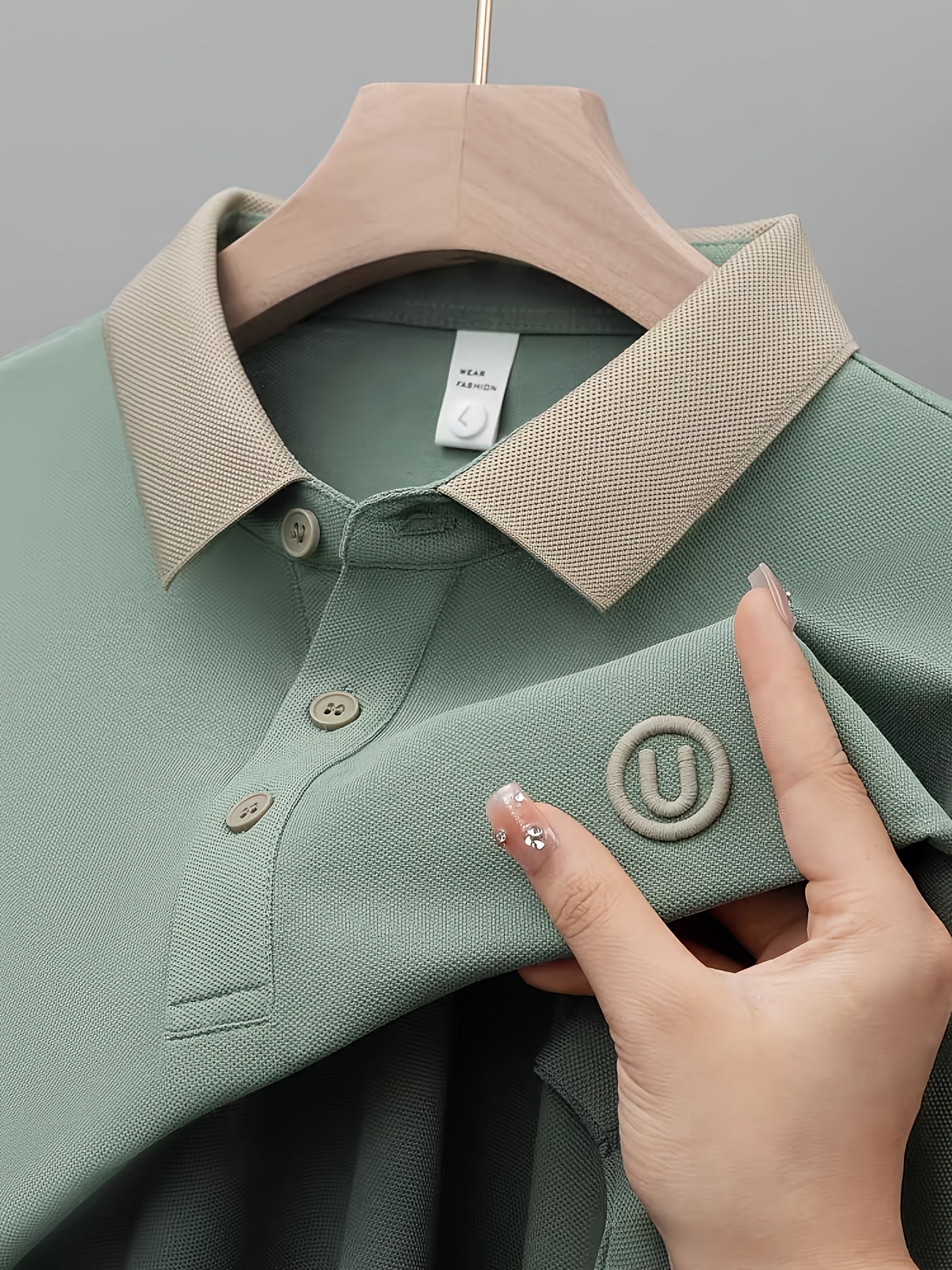 Herre poloshirt med kontrastkrave og broderet logo – stilfuld og afslappet til hverdag og fritid