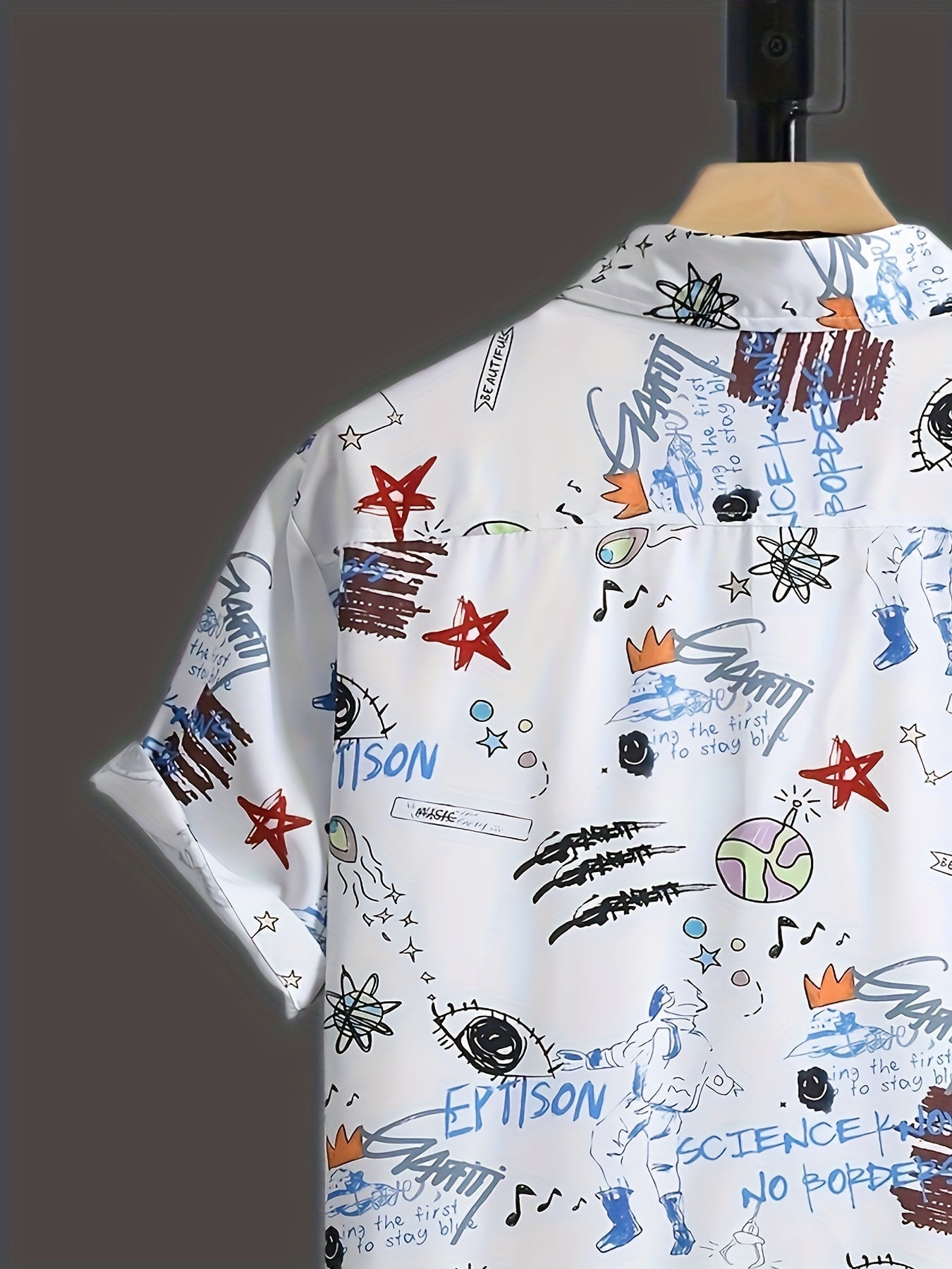 Herrens kortärmade fritidsskjorta med graffiti-tryck – urban streetwear-stil