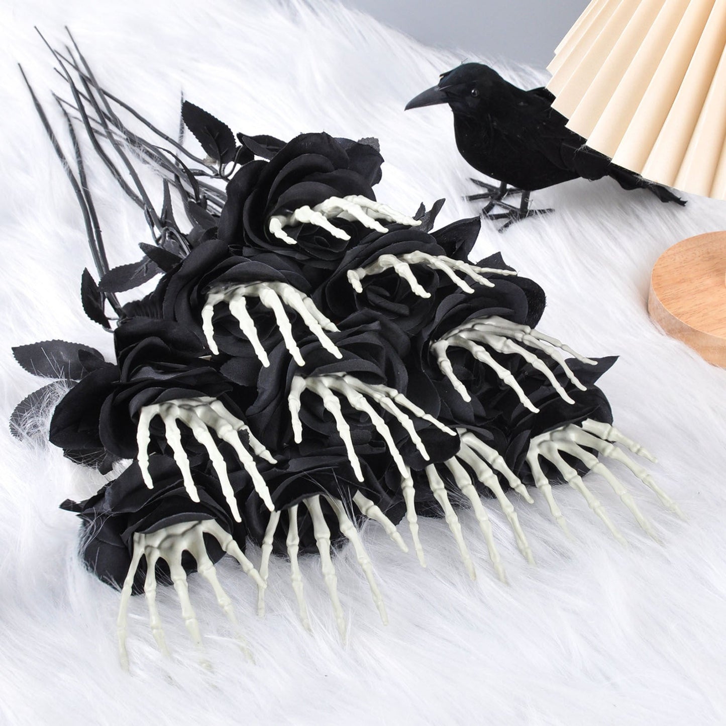 Decorazione di Halloween Rose artificiali con mano scheletro – Decorazione spaventosa per feste di Halloween
