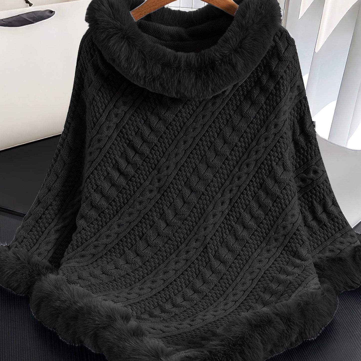 Strickponcho Damen mit Kunstfellbesatz Zopfmuster Kapuze