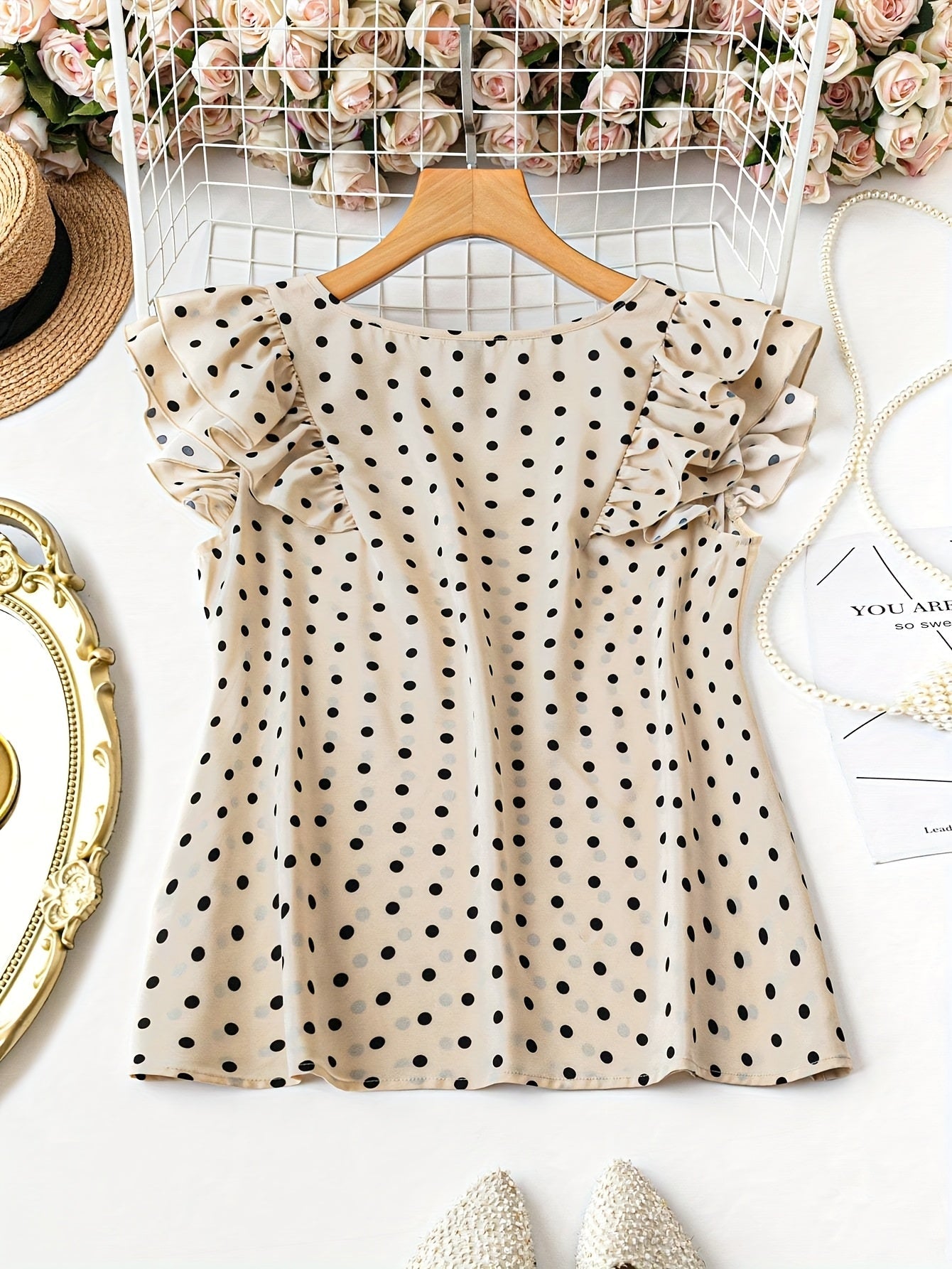 Damblus med polka dots, volangärmar och V-ringning – elegant, feminin stil för kontor och fritid