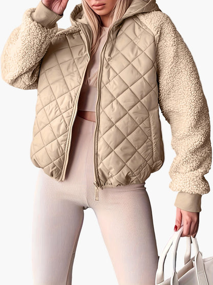 Damernas vadderade jacka med huva och teddyärmar – Moderiktig fritidslook för höst och vinter