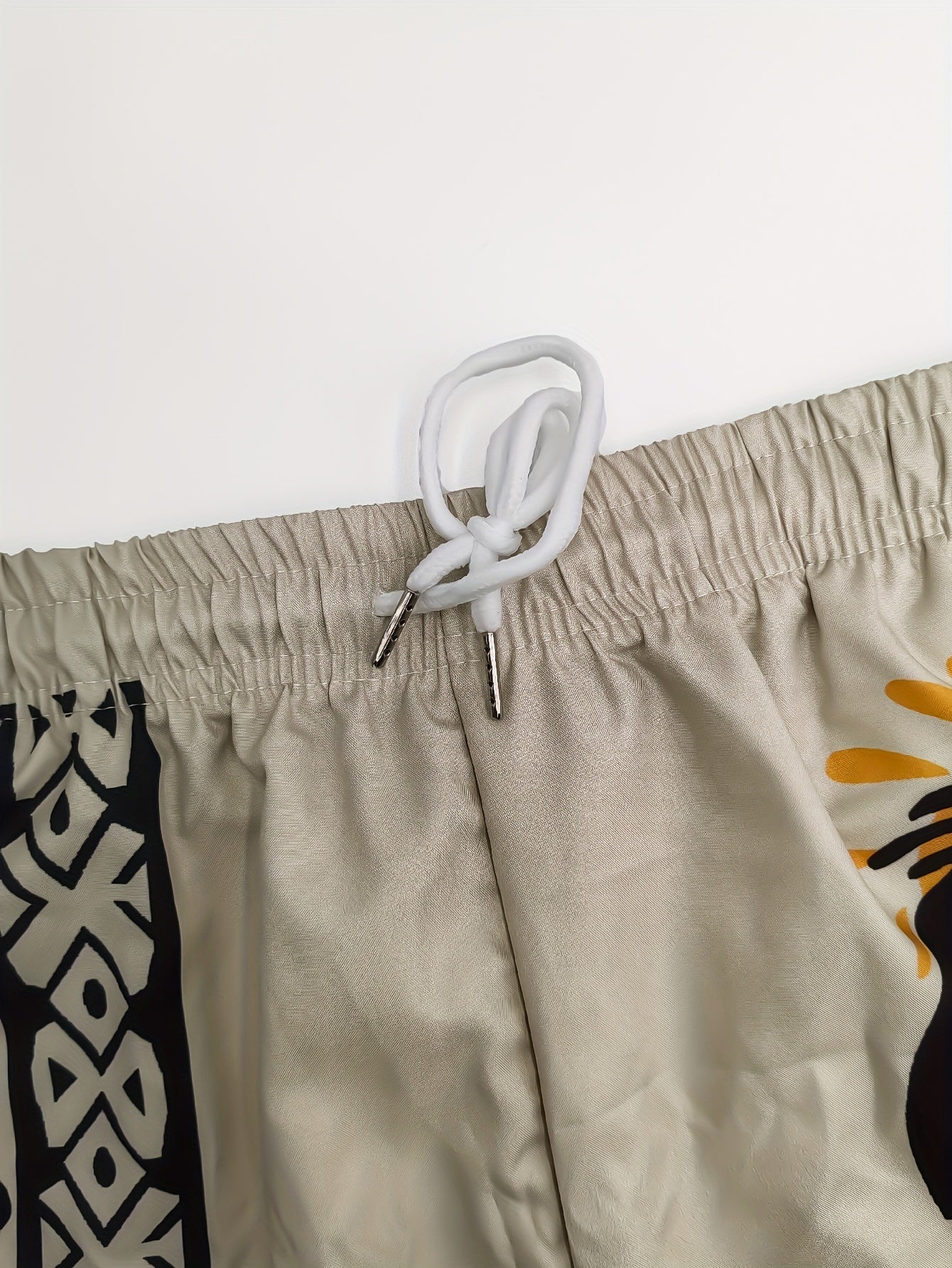 Herre fritidsshorts med etno-mønster og fløjtespiller-print – Trendy sommerbukser til ferie og strand