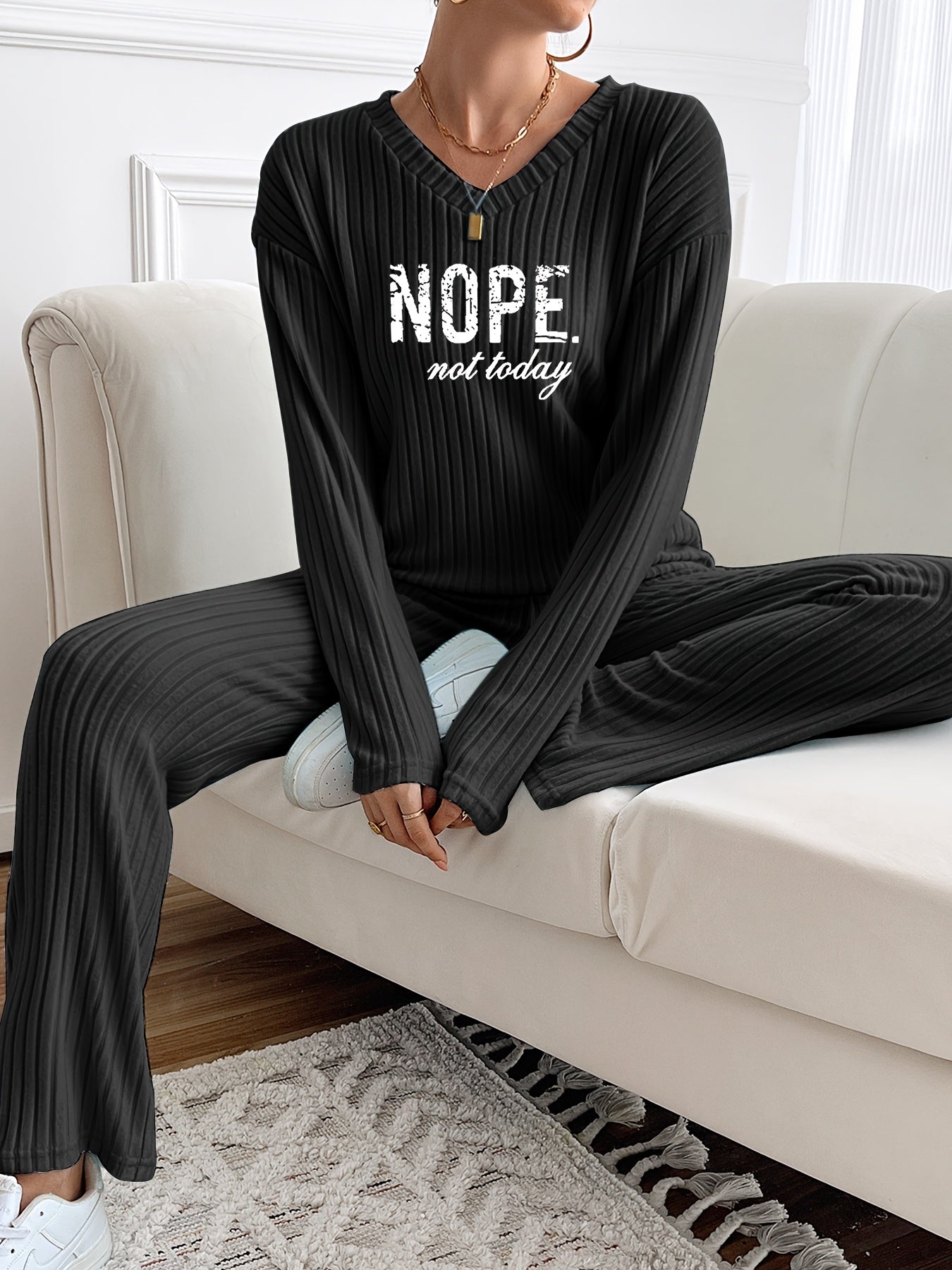 Damen Loungewear Set Gerippt mit V-Ausschnitt & Hose – "NOPE not today" Aufdruck