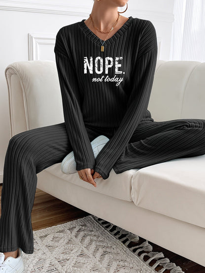 Damen Loungewear Set Gerippt mit V-Ausschnitt & Hose – "NOPE not today" Aufdruck