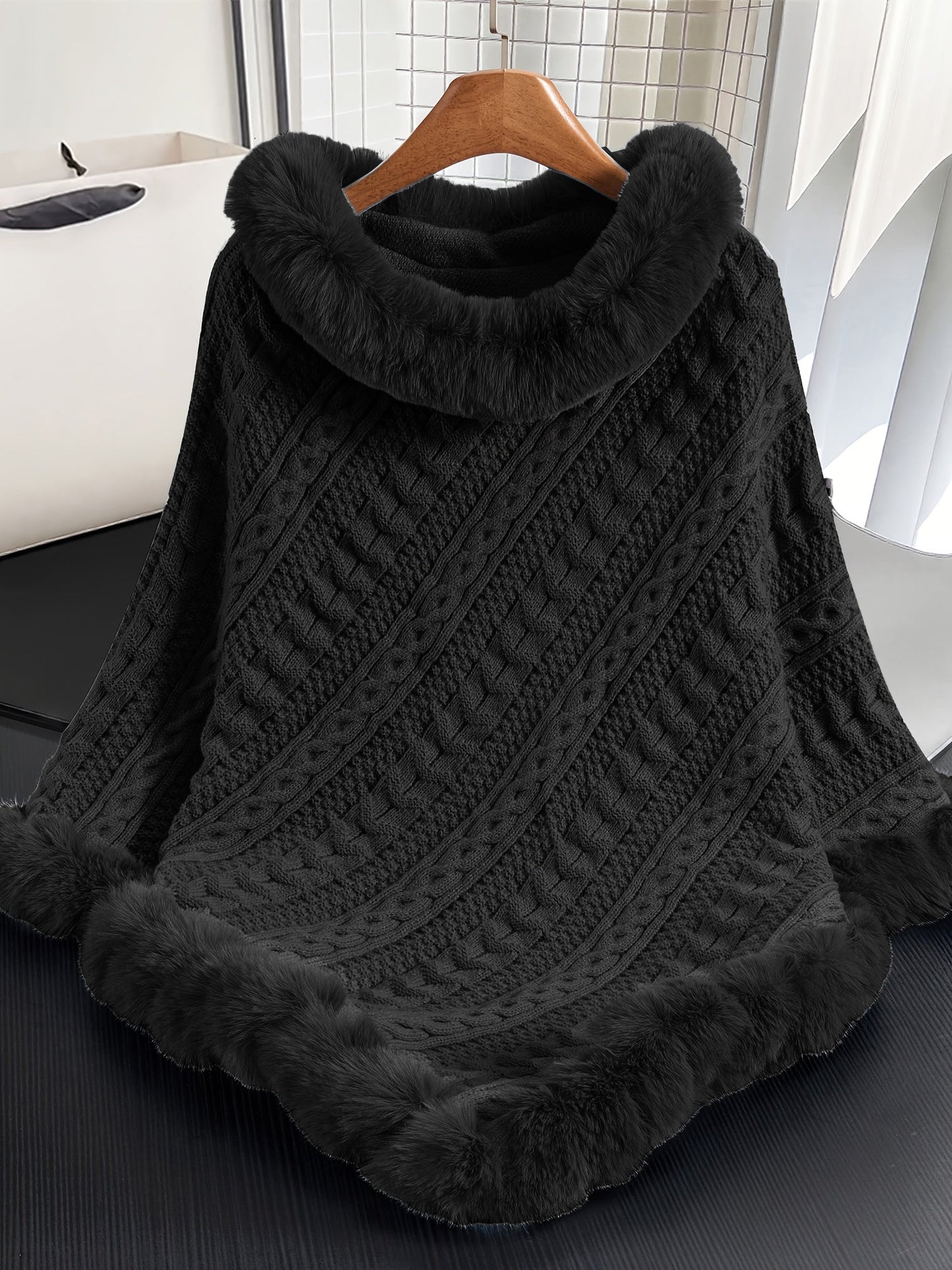 Strickponcho Damen mit Kunstfellbesatz Zopfmuster Kapuze