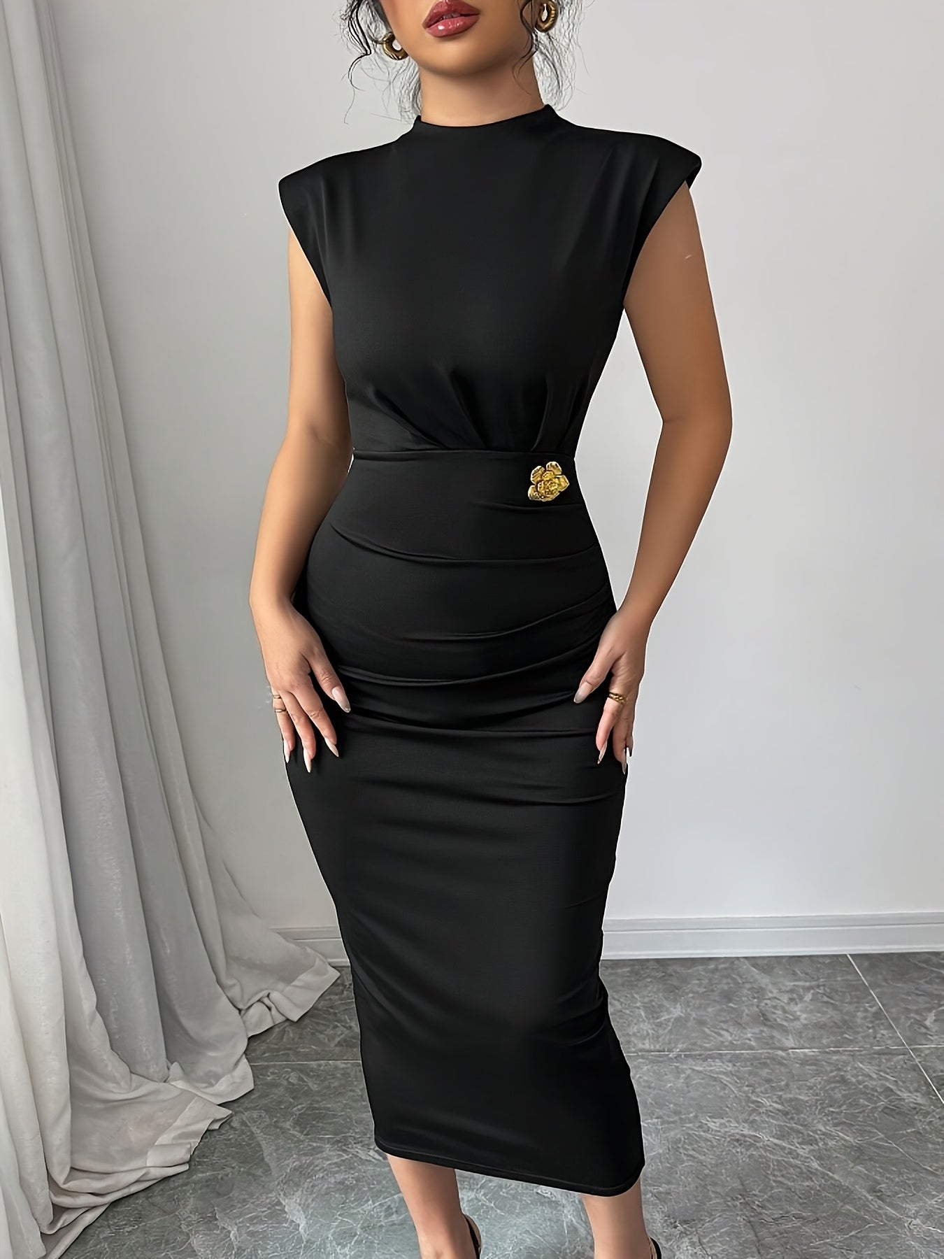 Abito midi aderente elegante da donna con spalle accentuate e dettaglio in vita – Perfetto per occasioni speciali
