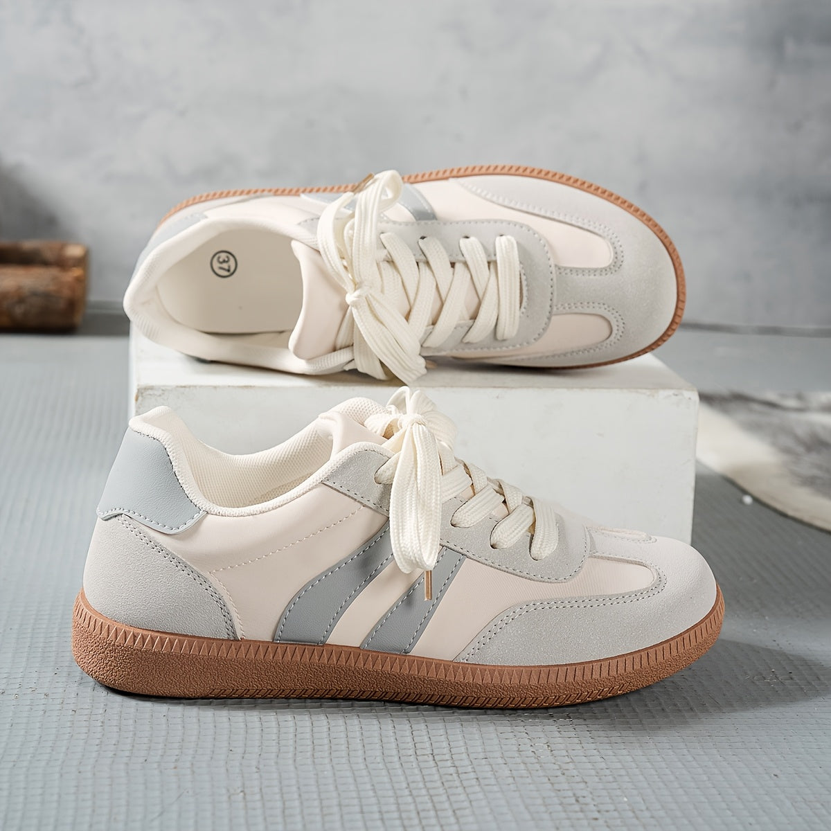 Damsneakers i retrostil med sportig design för vardag och fritid