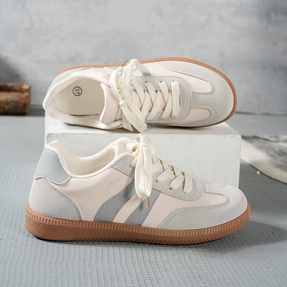 Damsneakers i retrostil med sportig design för vardag och fritid