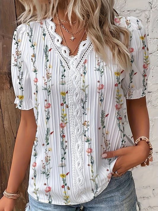 Damebluse med blomsterprint og volangkant – Elegant sommersstil for fritid og hverdag