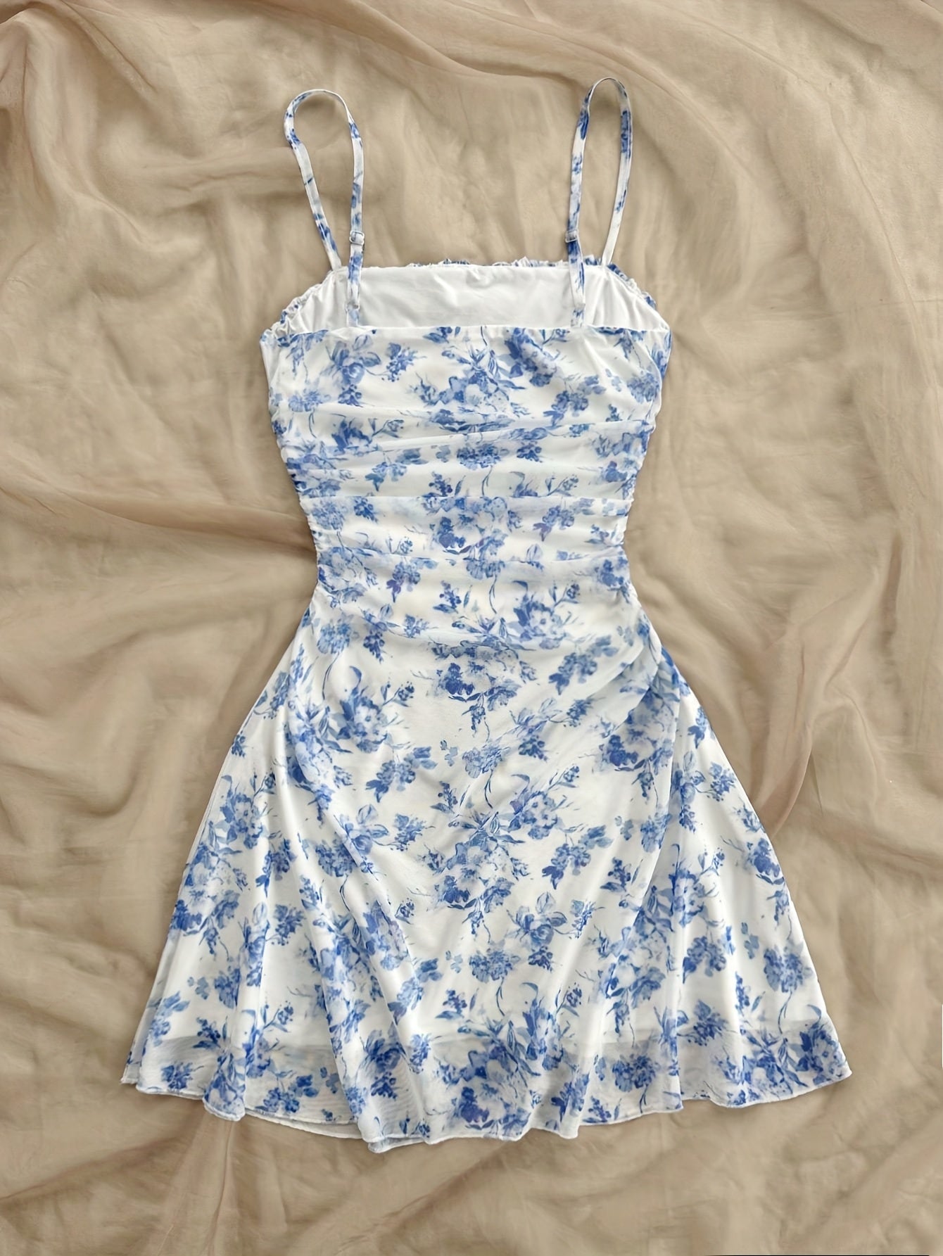 Dame sommerkjole elegant med blomsterprint og spaghetti-stropper – Perfekt til ferie og fritid