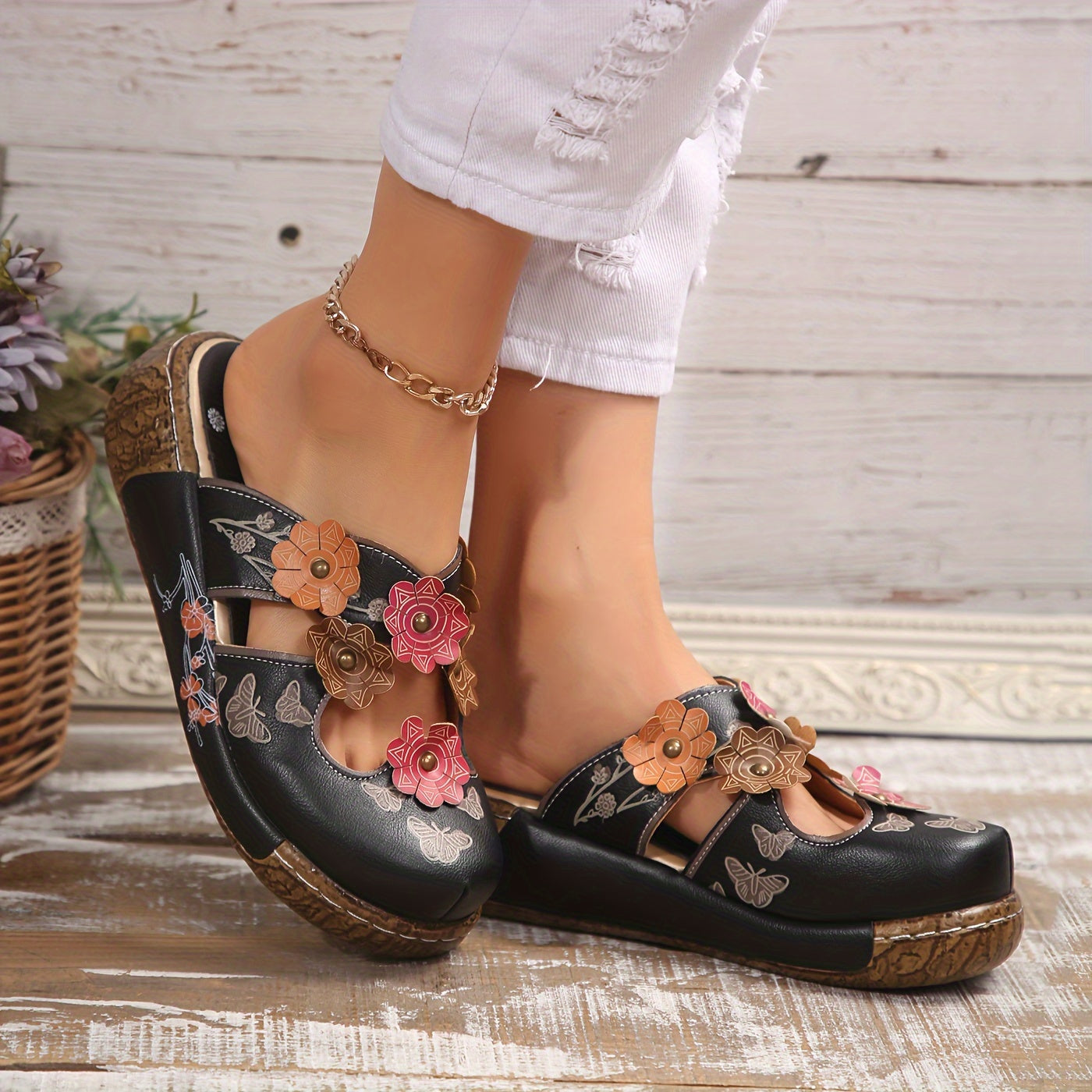 Damskie klapki na platformie z aplikacją kwiatową i koturnem – styl boho, wygodne buty na co dzień