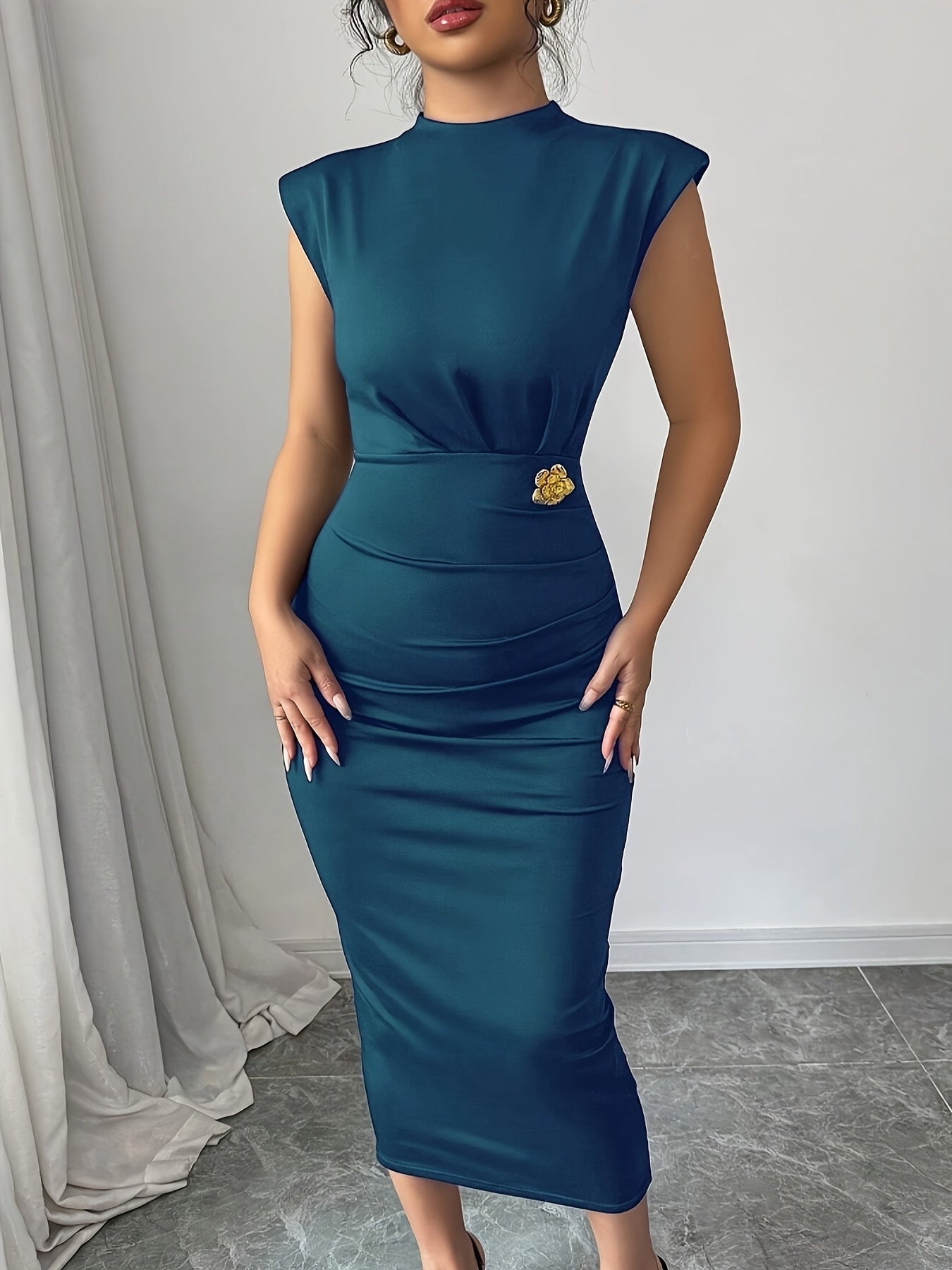 Abito midi aderente elegante da donna con spalle accentuate e dettaglio in vita – Perfetto per occasioni speciali