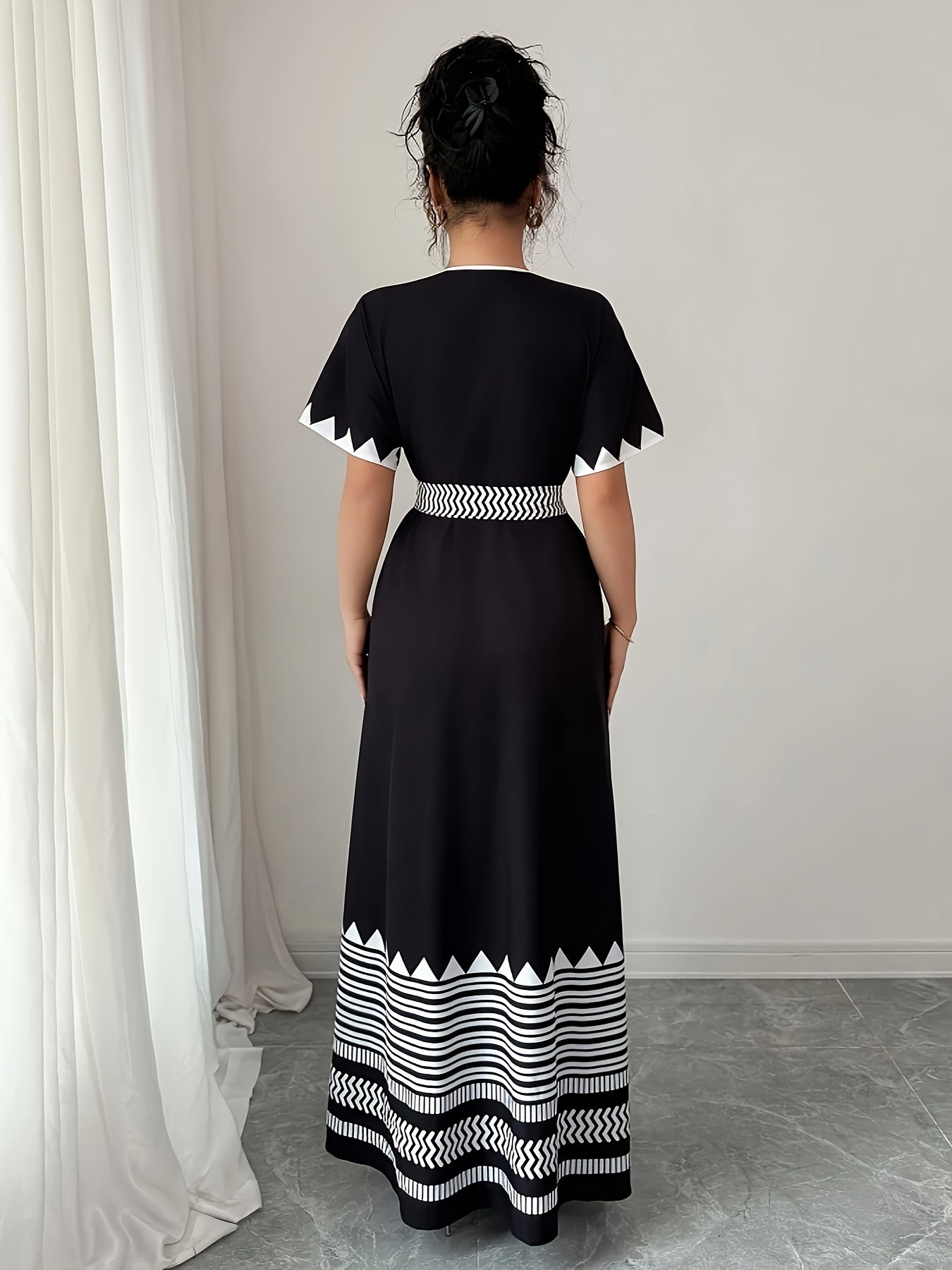 Damen Maxi Wickelkleid mit grafischem Muster und Gürtel – Elegantes Sommerkleid für festliche Anlässe