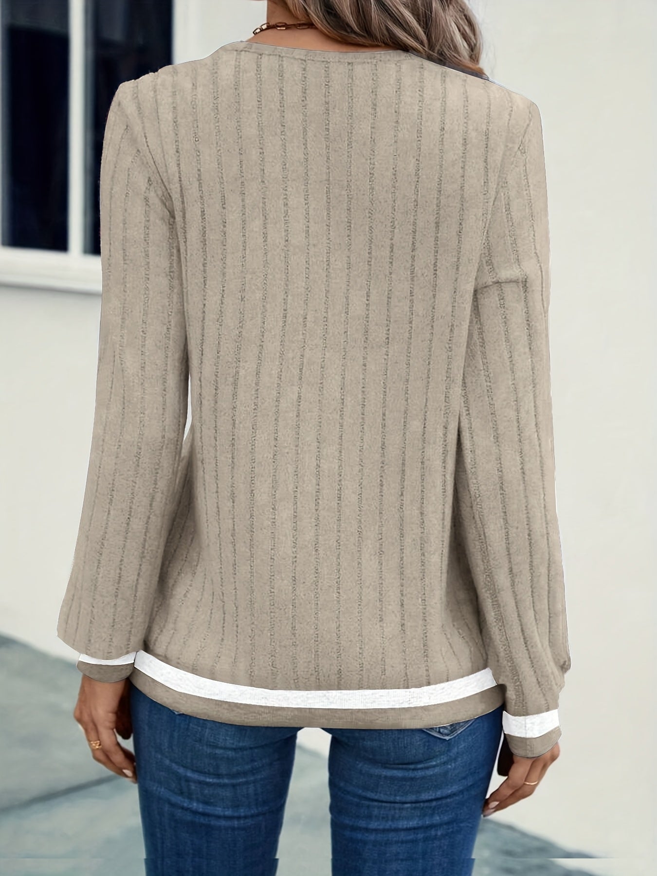 Damebluse med lange ærmer, V-hals og stribede manchetter, struktureret look