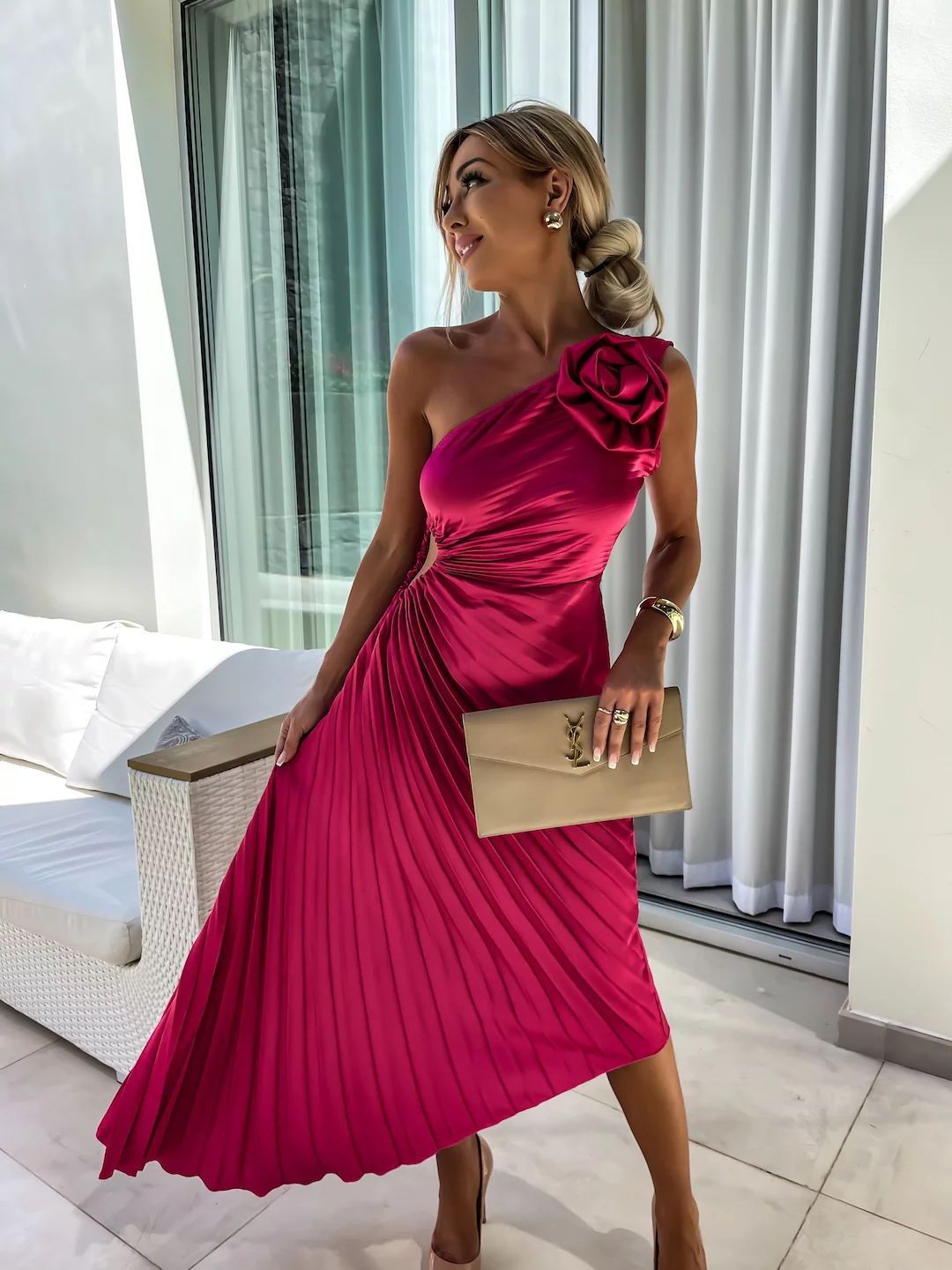 Abito cocktail plissé monospalla da donna con applicazione floreale – Elegante abito da sera asimmetrico per feste ed eventi
