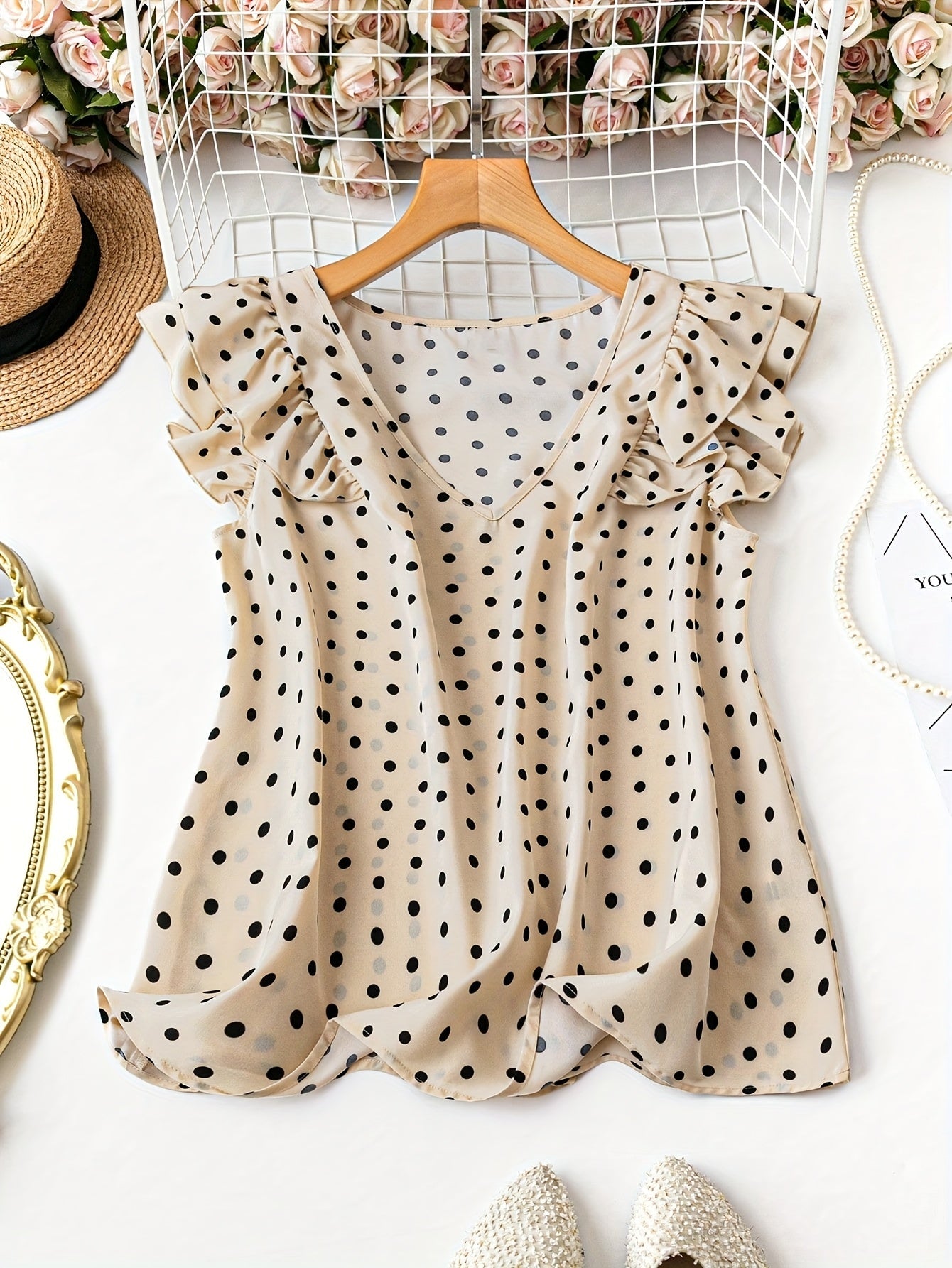 Damblus med polka dots, volangärmar och V-ringning – elegant, feminin stil för kontor och fritid