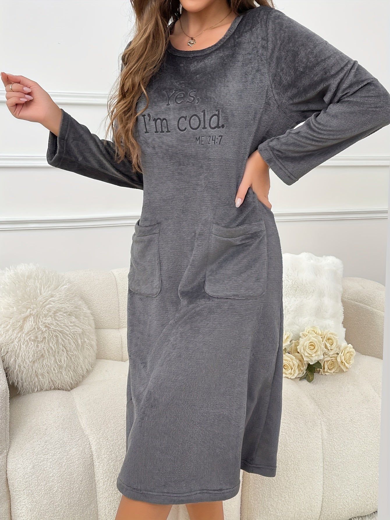 Damen Loungewear Kleid aus weichem Material mit Taschen und Stickerei