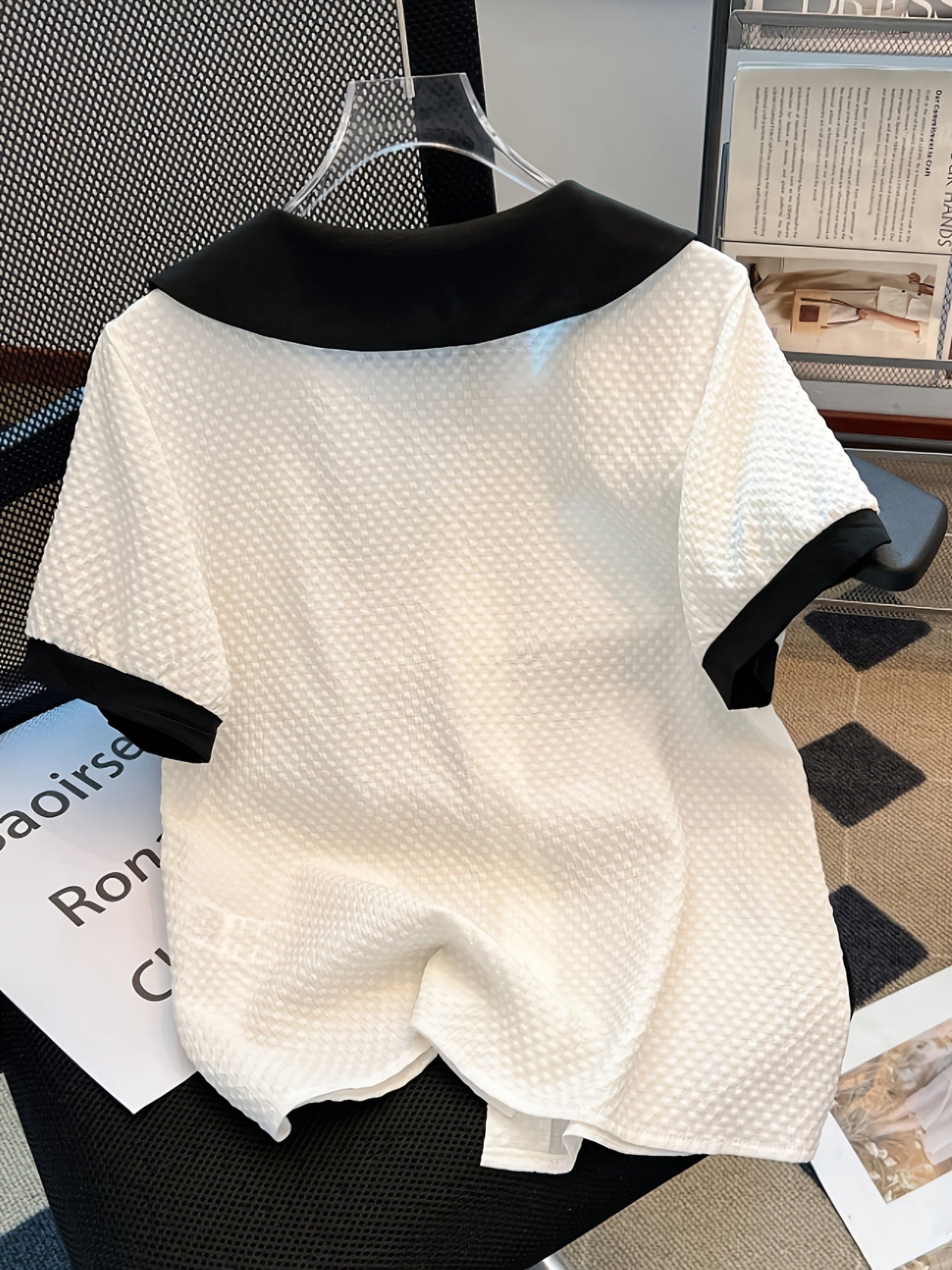 Dam Elegant blus med kontrastkrage och knappslå – Klassisk för kontor och vardag