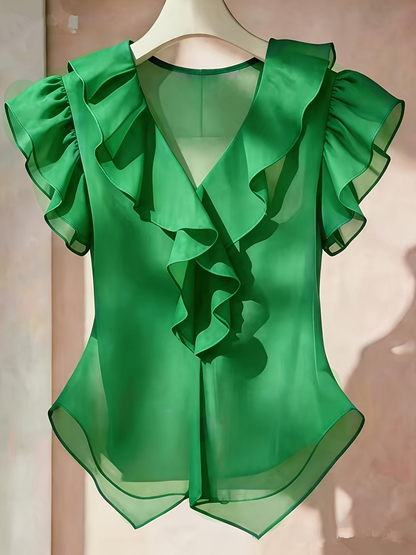 Damevolantbluse med V-hals og volanger – Elegant chiffongbluse for kontor og kveld