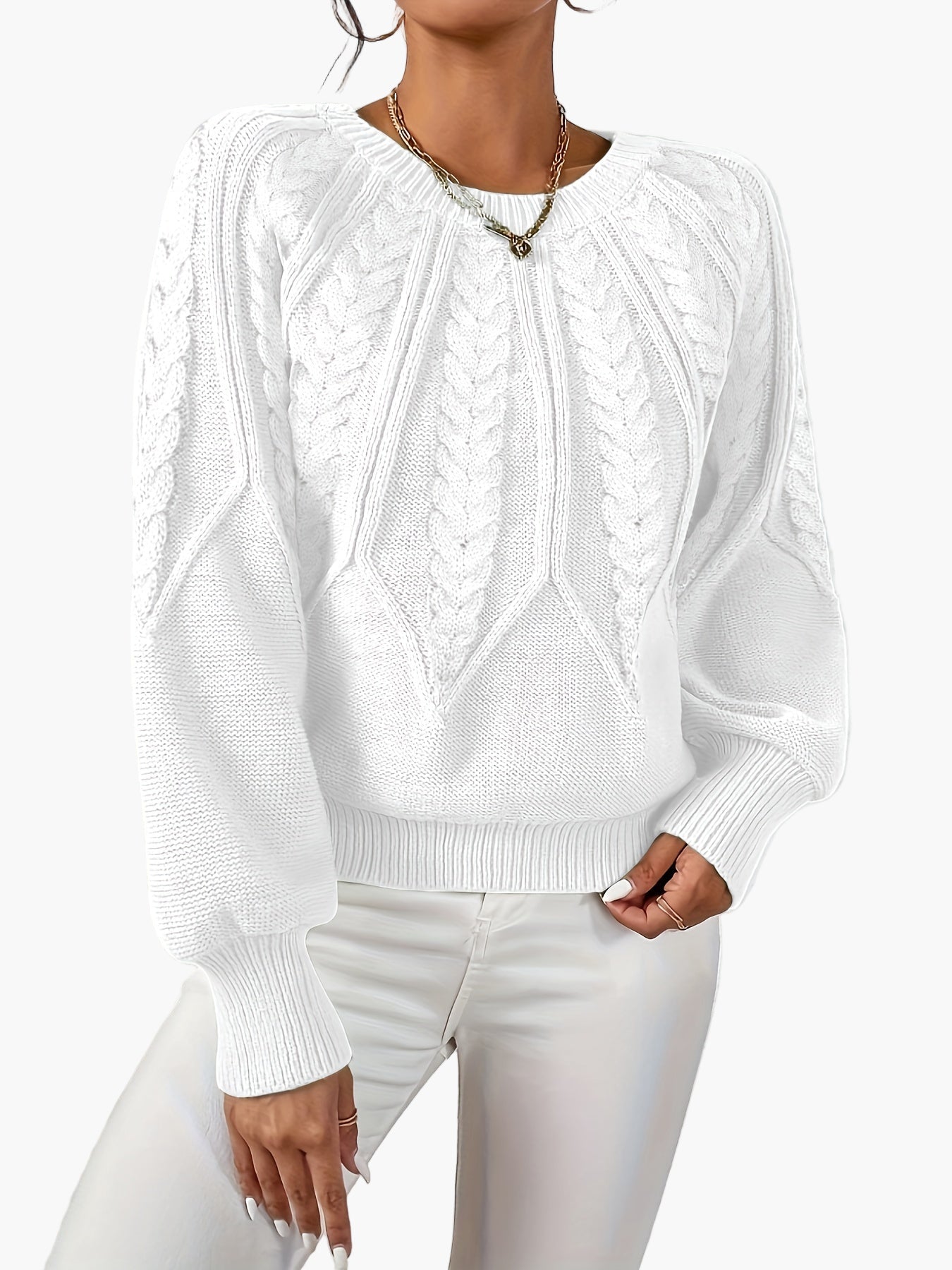 Dame striktrøje med fletmønster og rund halsudskæring – elegant stil til fritid og kontor