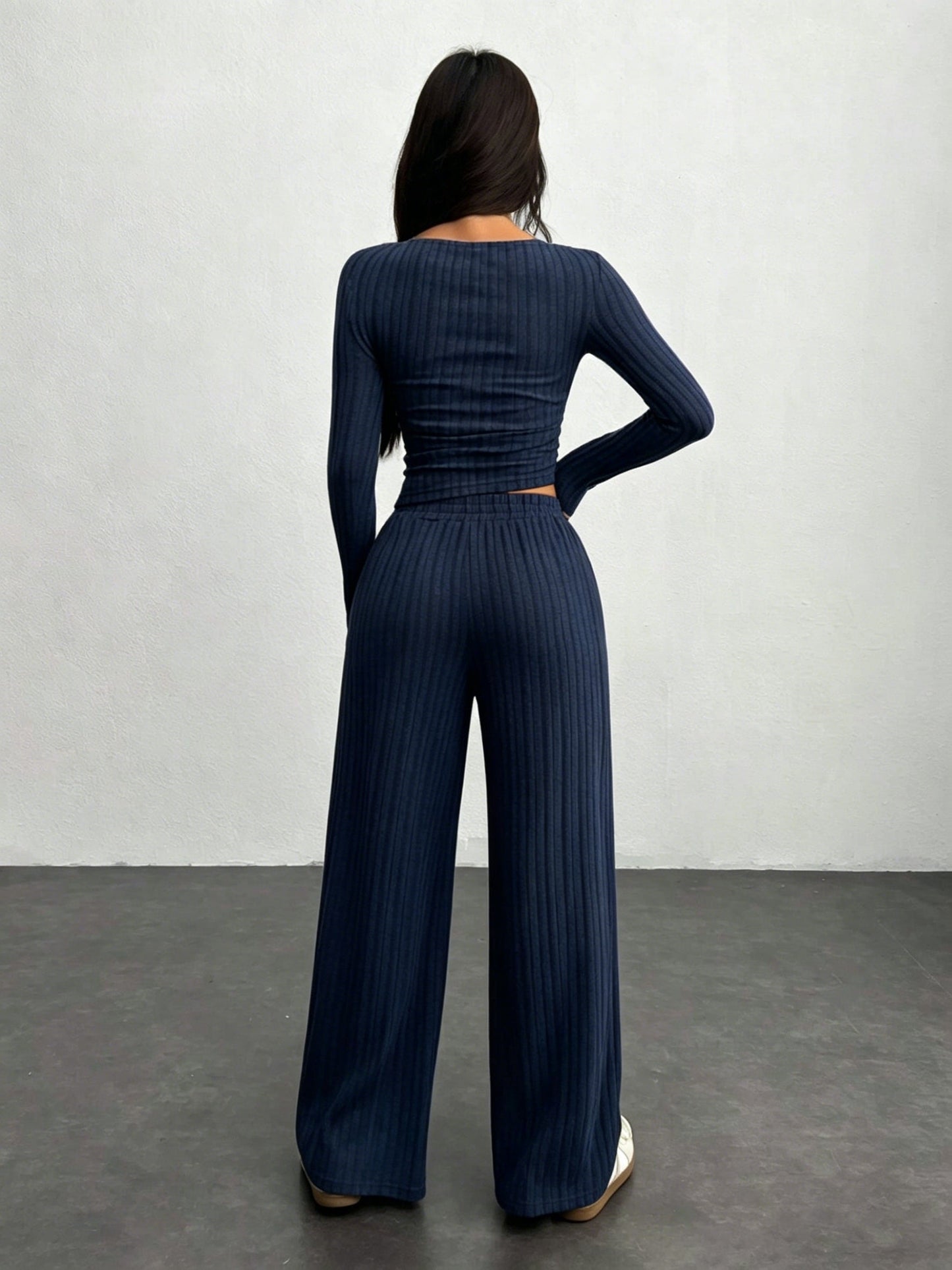 Completo loungewear a coste da donna, top corto a maniche lunghe e pantaloni ampi, grigio
