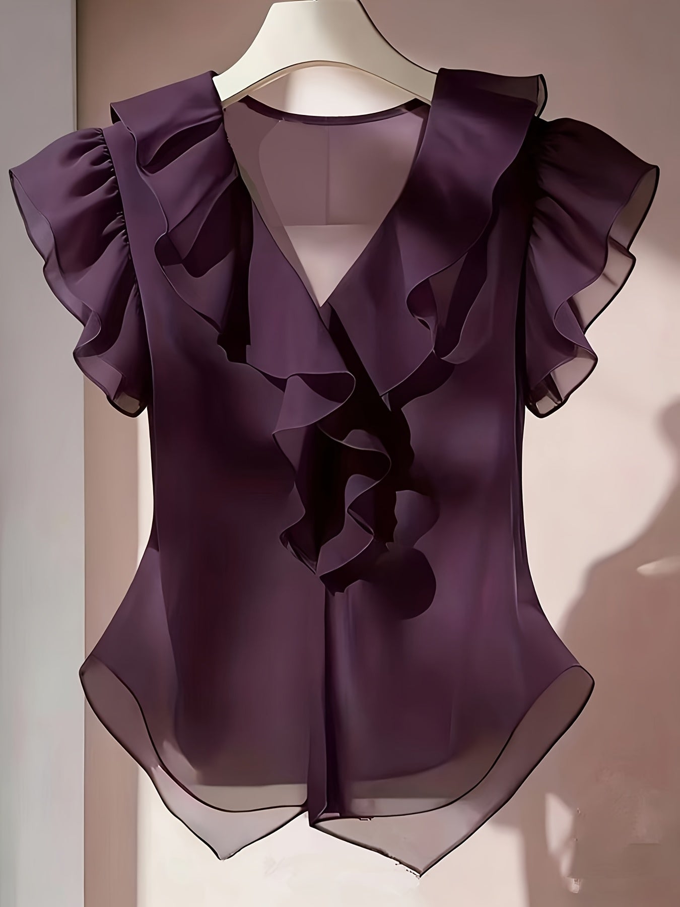 Damevolantbluse med V-hals og volanger – Elegant chiffongbluse for kontor og kveld