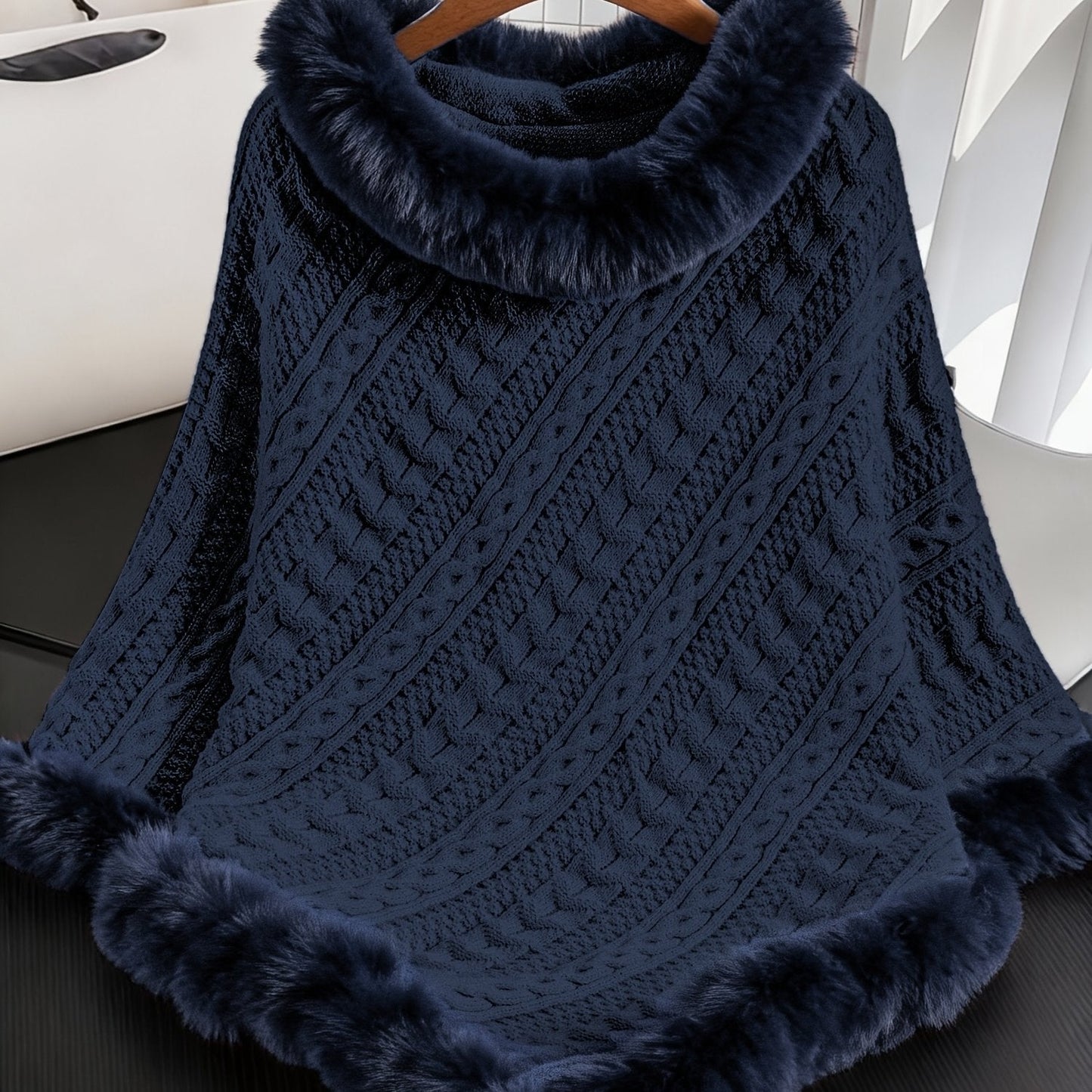 Strickponcho Damen mit Kunstfellbesatz Zopfmuster Kapuze