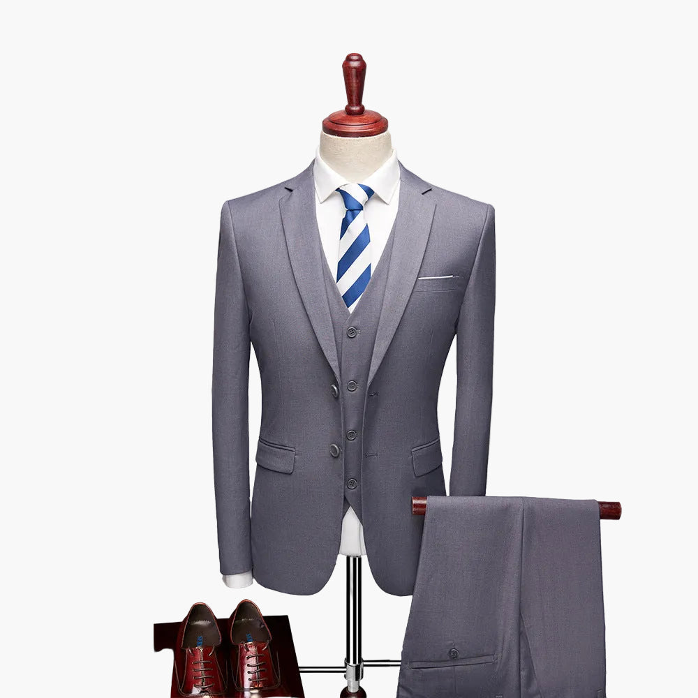 Męski trzyczęściowy garnitur slim fit na wesele i do biura – nowoczesny styl na letnie wydarzenia