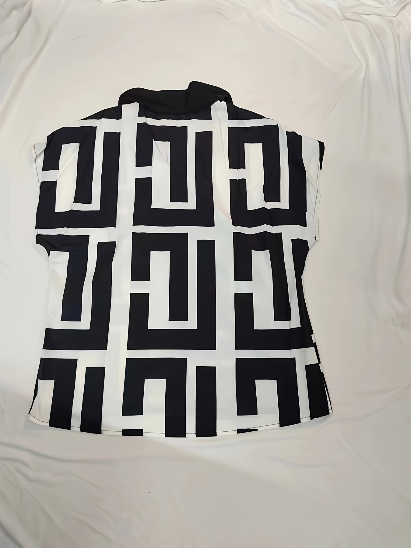 Damen Bluse mit grafischem Muster und V-Ausschnitt – Eleganter Business- und Freizeitstil