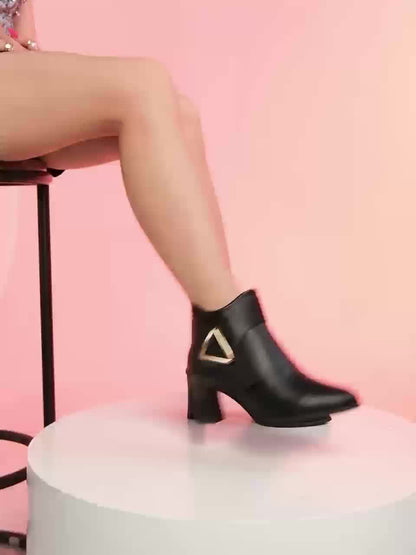 Beige damestøvle med blokhæl og pyntespænde