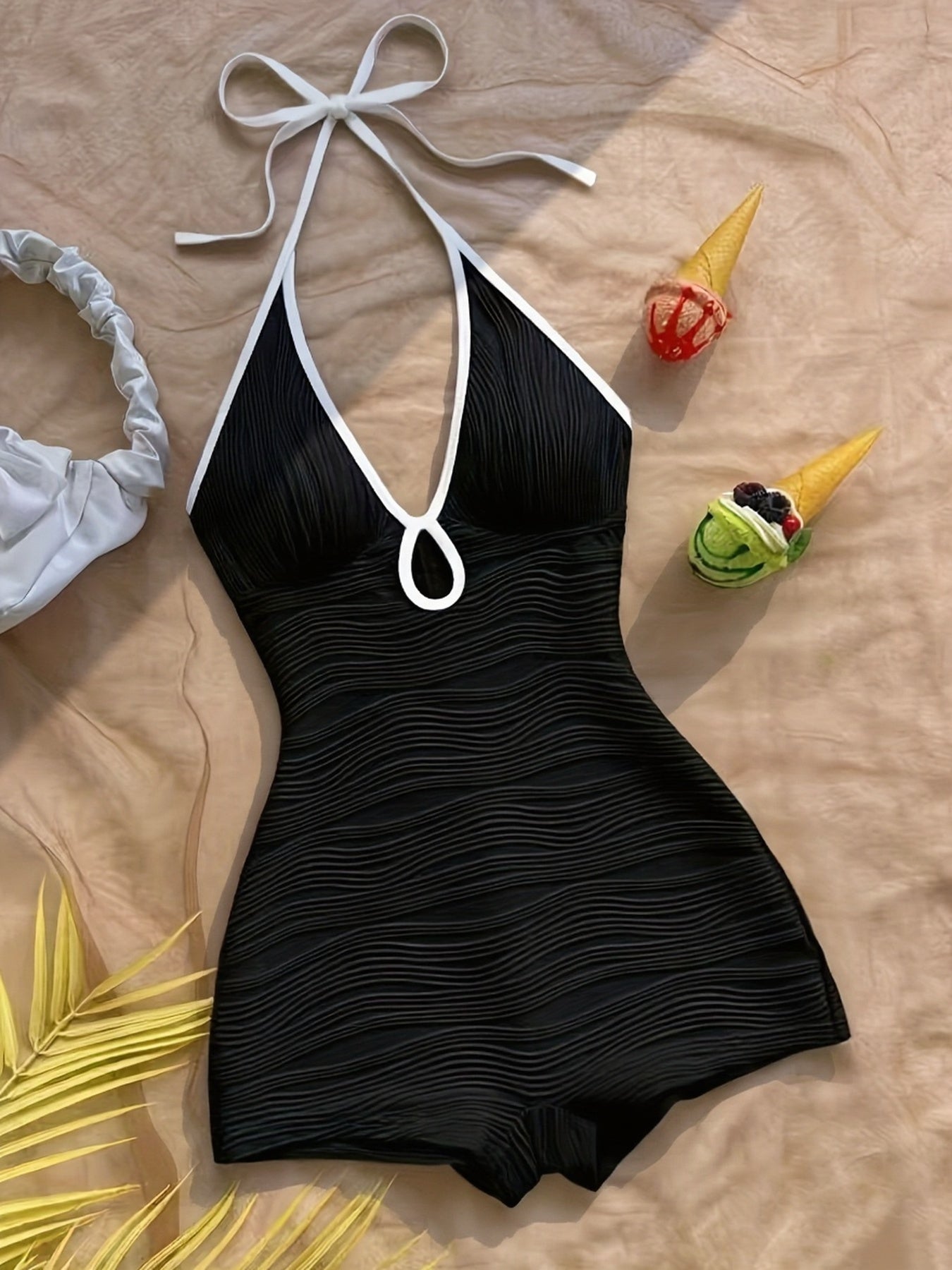 Dam baddräkt i ett stycke med vågmönster och halterneck – elegant retrostil för strand och pool