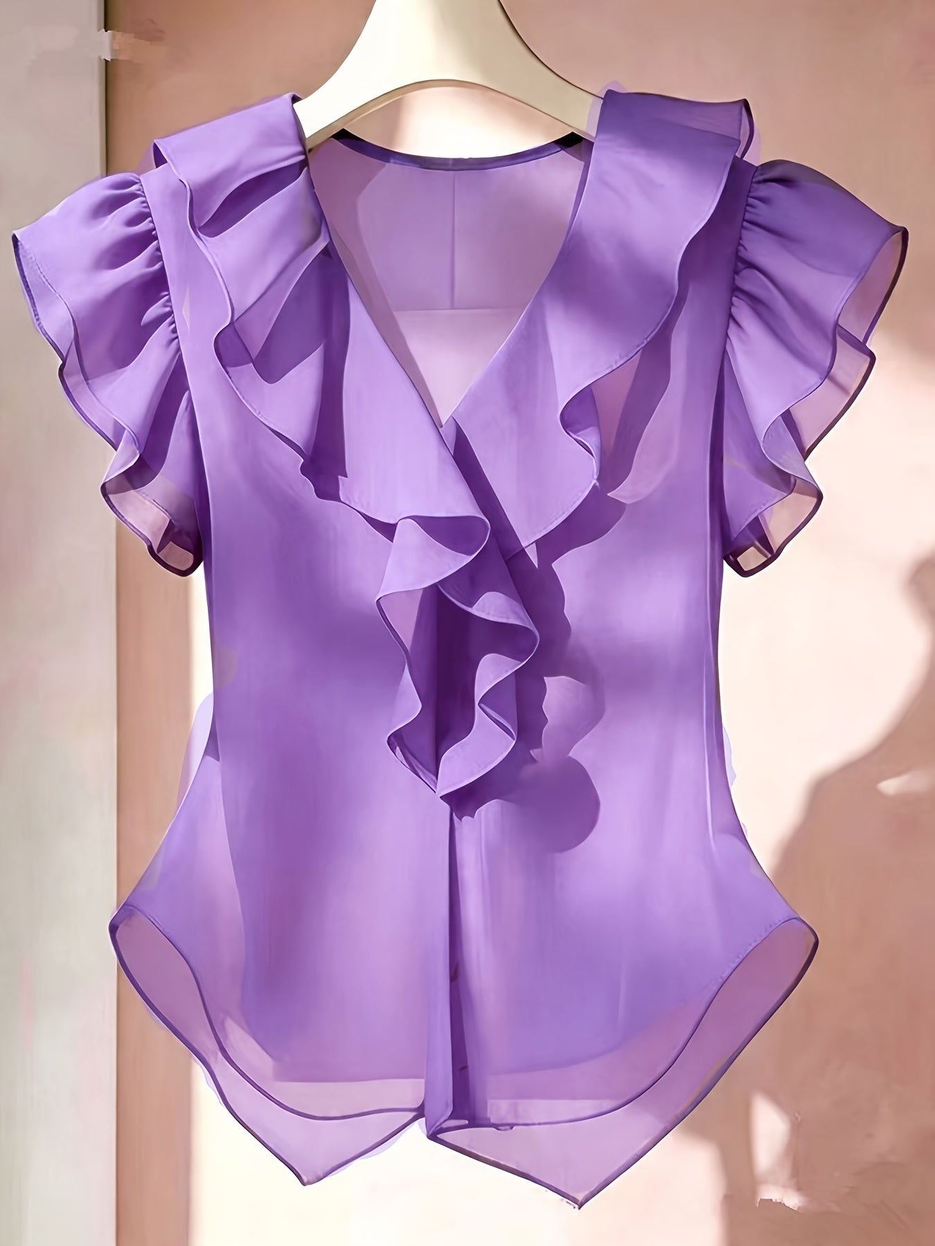 Damevolantbluse med V-hals og volanger – Elegant chiffongbluse for kontor og kveld