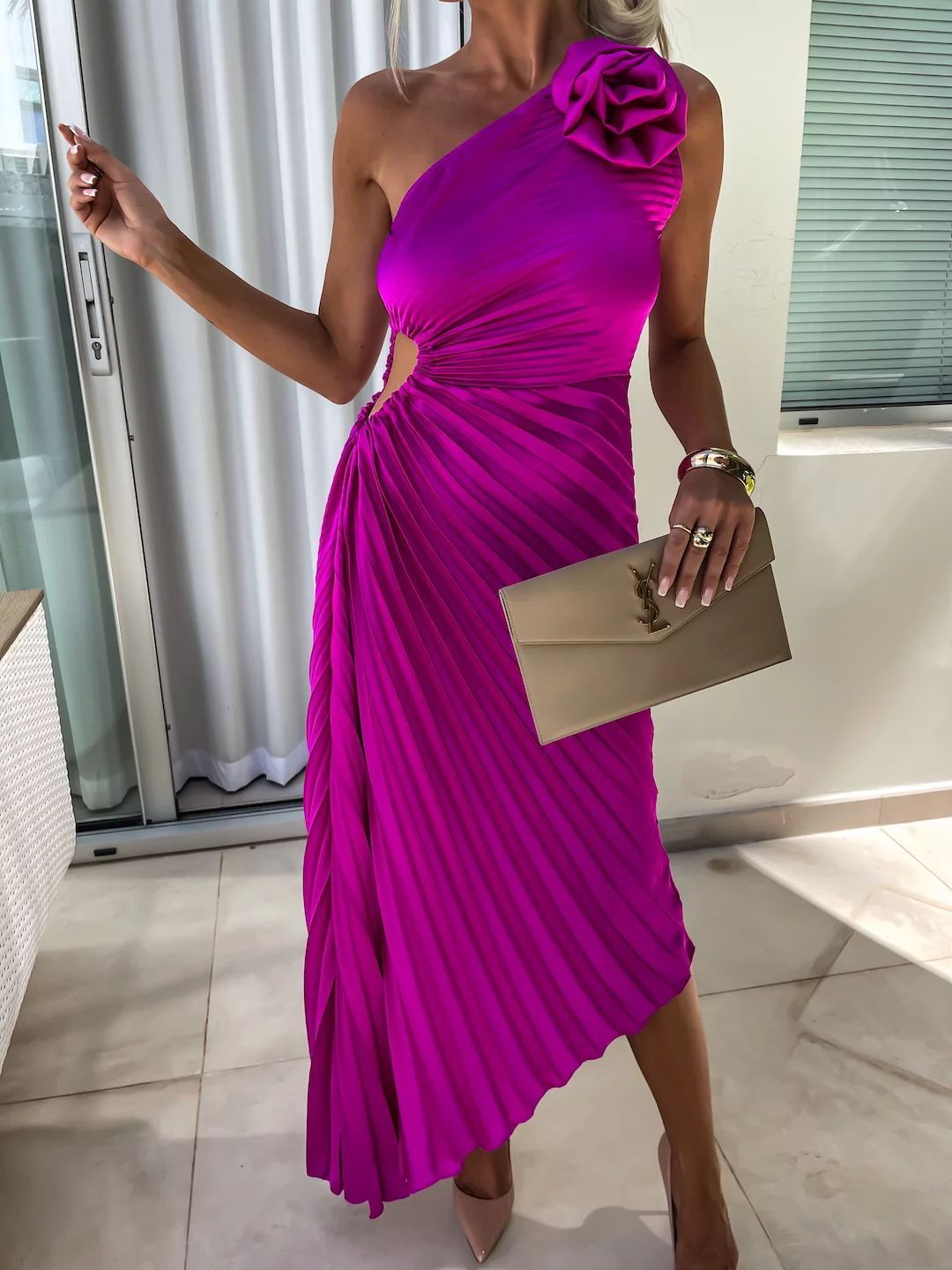 Abito cocktail plissé monospalla da donna con applicazione floreale – Elegante abito da sera asimmetrico per feste ed eventi