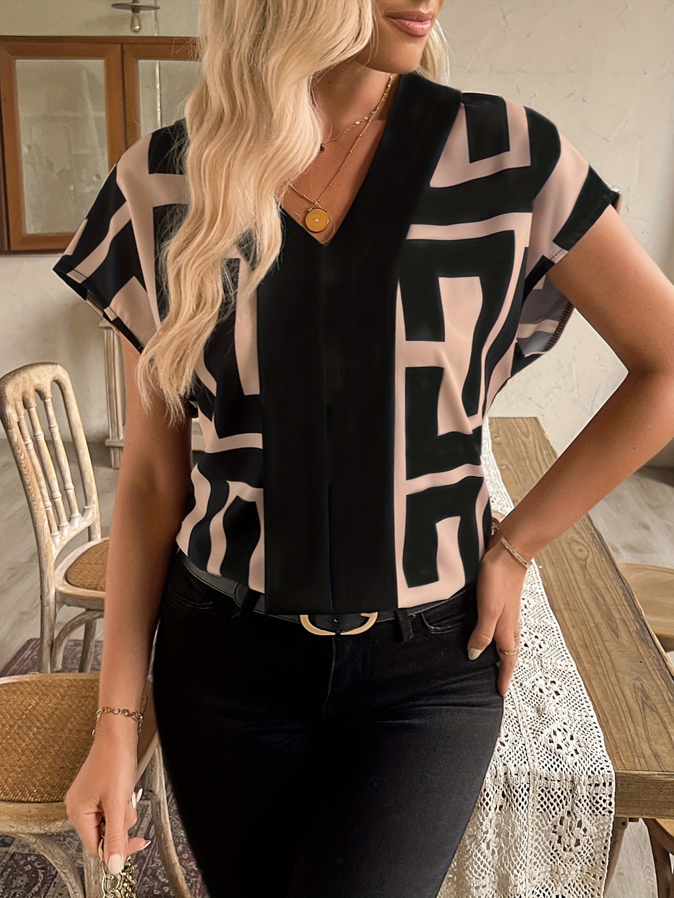 Damen Bluse mit grafischem Muster und V-Ausschnitt – Eleganter Business- und Freizeitstil