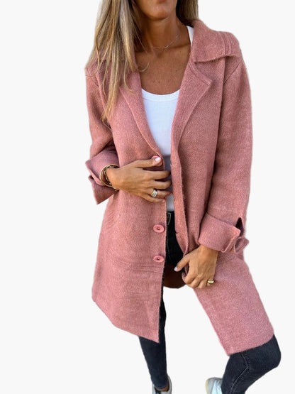 Damski długi płaszcz casual z mankietami – stylowy look przejściowy na co dzień i na wydarzenia