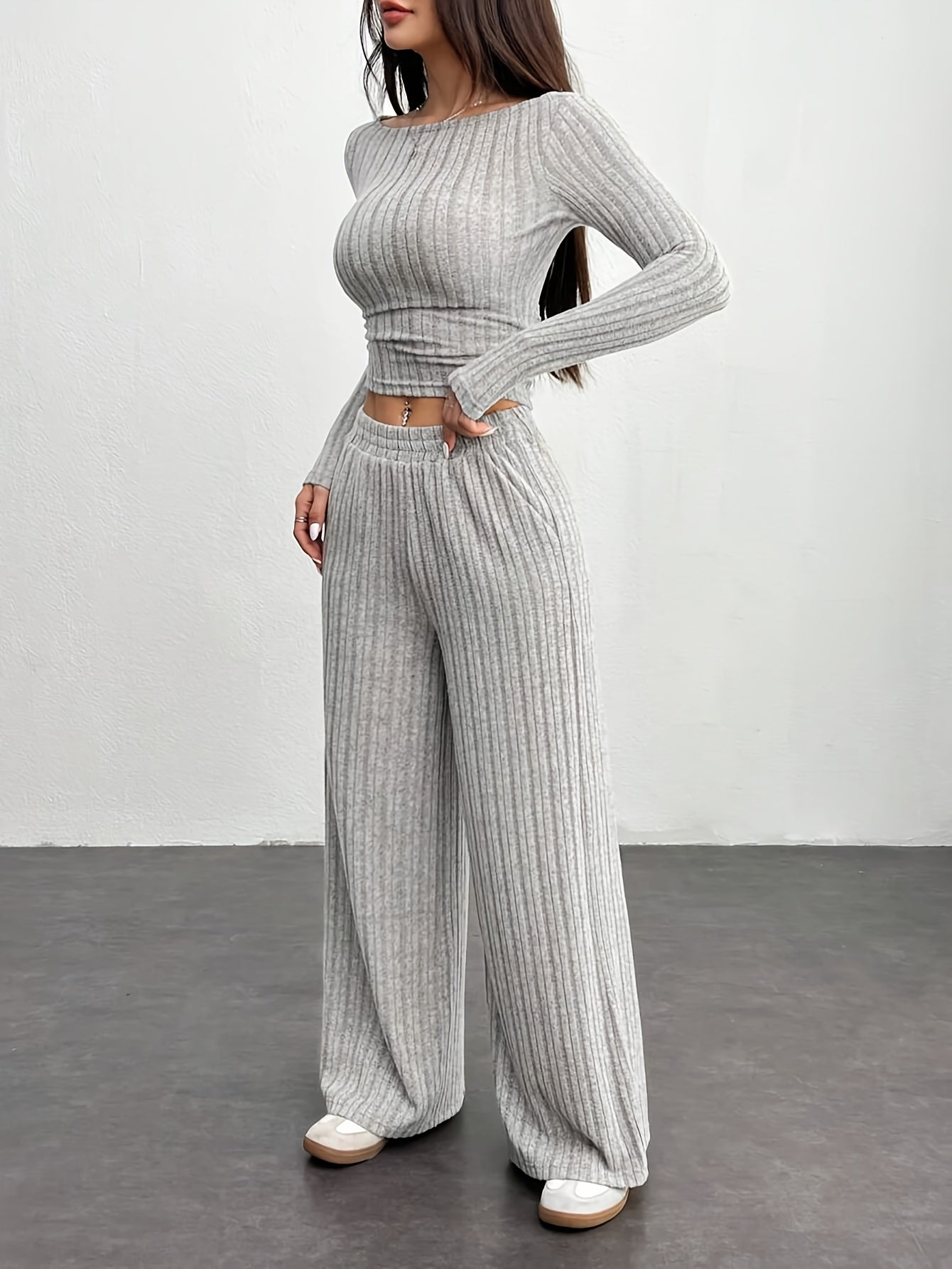 Completo loungewear a coste da donna, top corto a maniche lunghe e pantaloni ampi, grigio