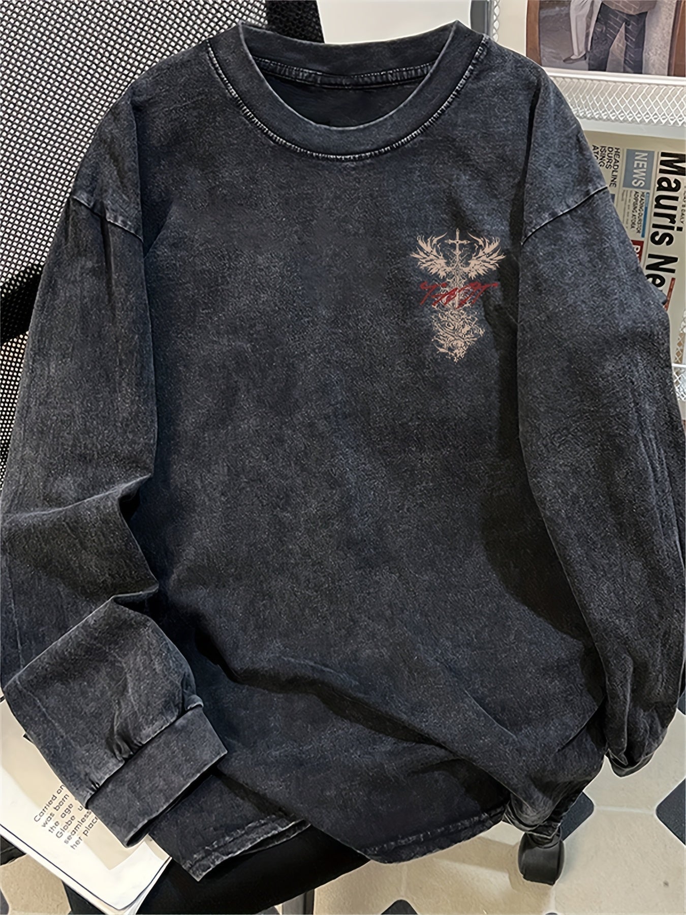 Unisex-langærmet T-shirt i sort med rygtryk af sværd og vinger i vintage-look
