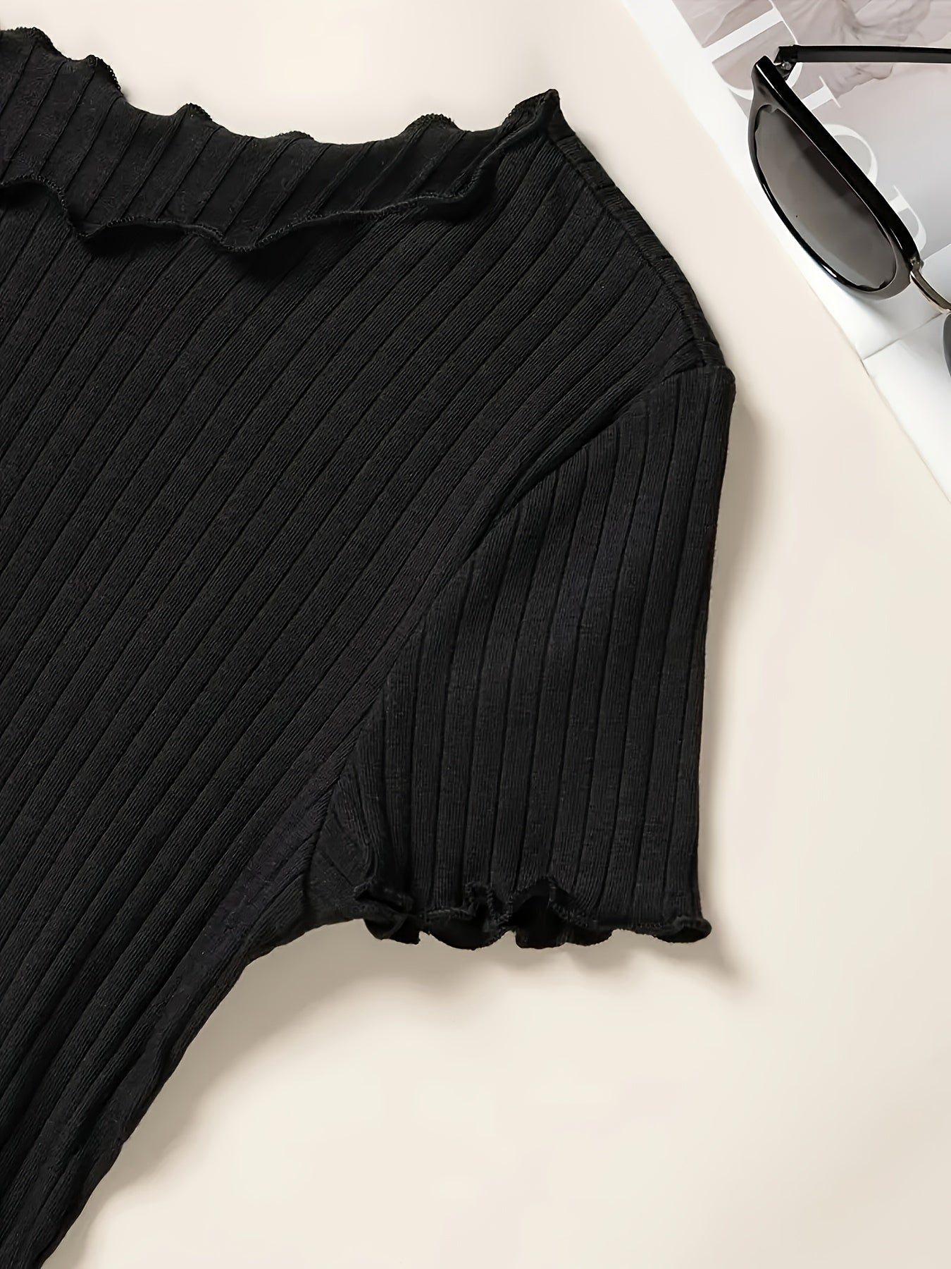 Damen Basic Kurzarm Shirt mit Rippstruktur und Wellensaum – Stilvolles Alltagsoberteil
