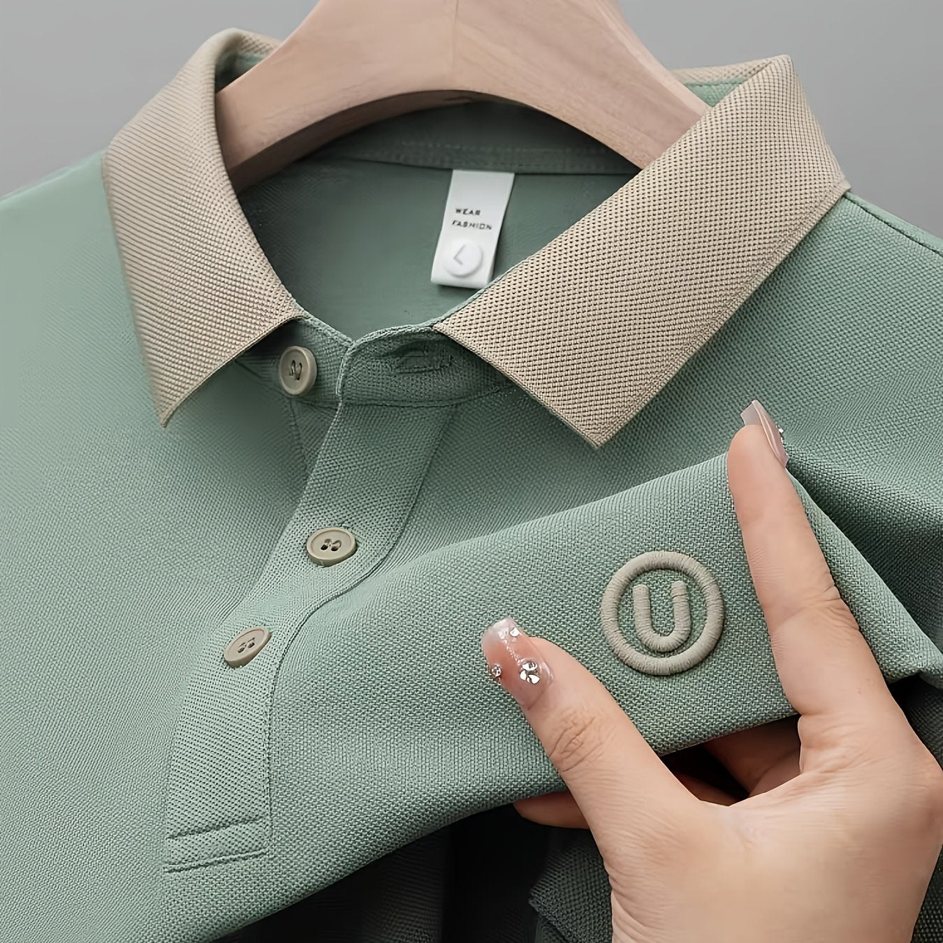 Herre poloshirt med kontrastkrave og broderet logo – stilfuld og afslappet til hverdag og fritid