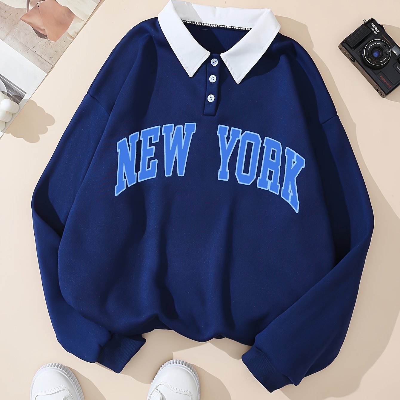 Mørkeblå pullover med New York-tekst, krave og knapper
