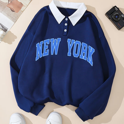 Mørkeblå pullover med New York-tekst, krave og knapper