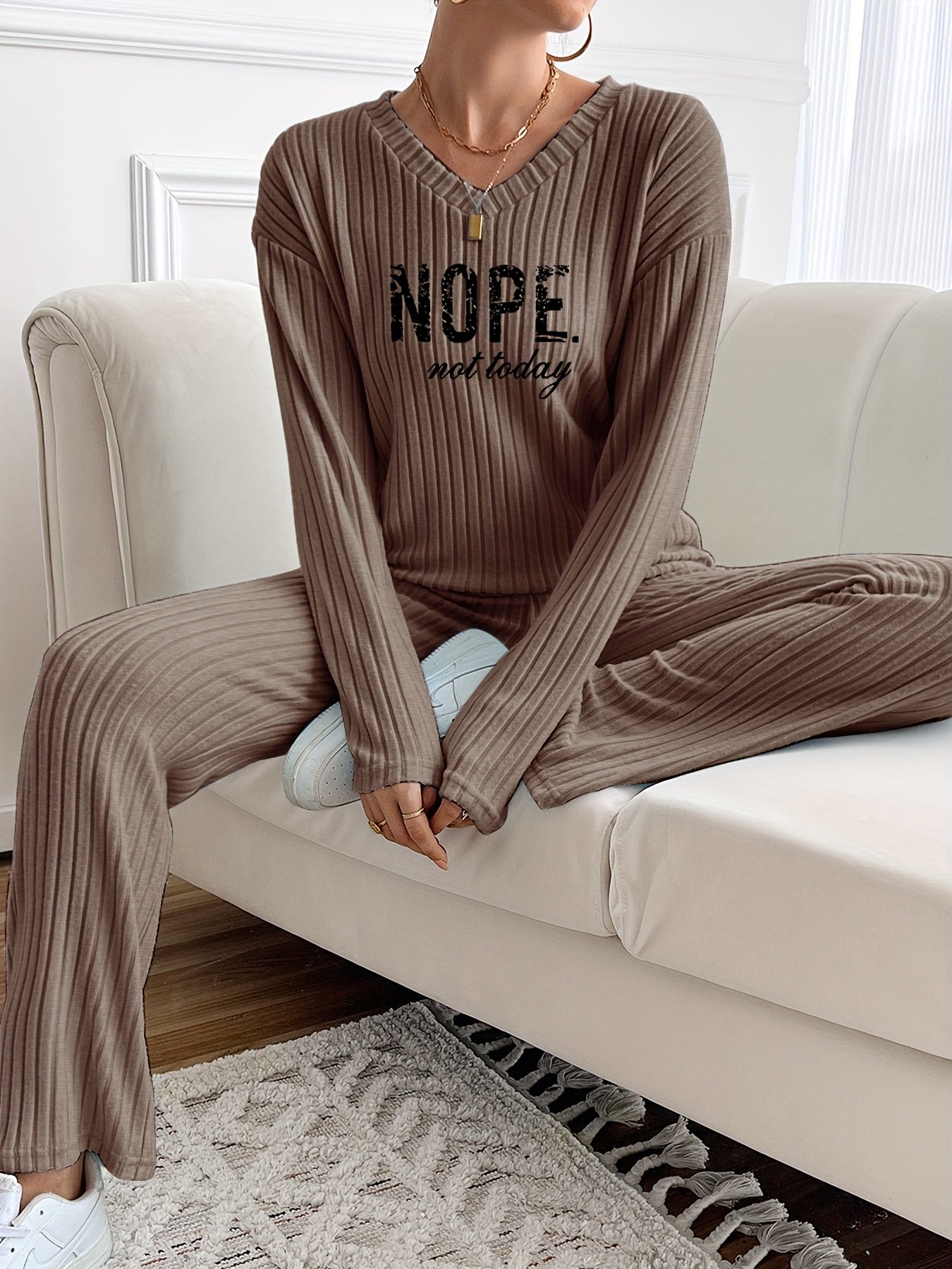 Damen Loungewear Set Gerippt mit V-Ausschnitt & Hose – "NOPE not today" Aufdruck