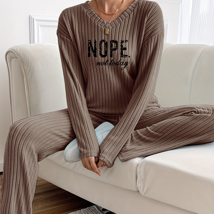 Damen Loungewear Set Gerippt mit V-Ausschnitt & Hose – "NOPE not today" Aufdruck