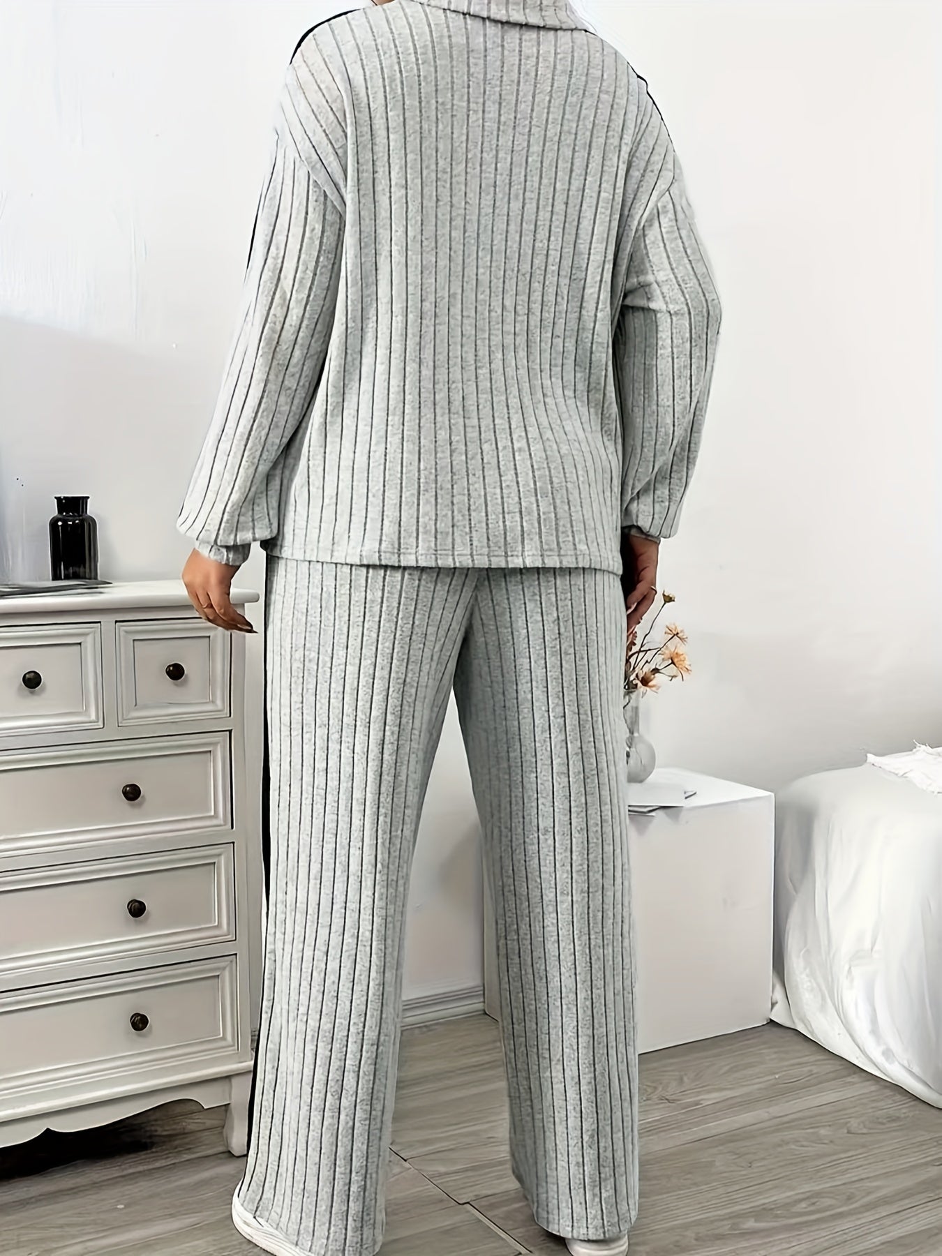 Gerippter Zweiteiler mit Stehkragen und Reißverschluss – Langarmshirt und weite Hose, Seitenstreifen