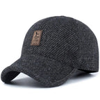 Klassieke wintermuts met oorflappen in snapback-stijl
